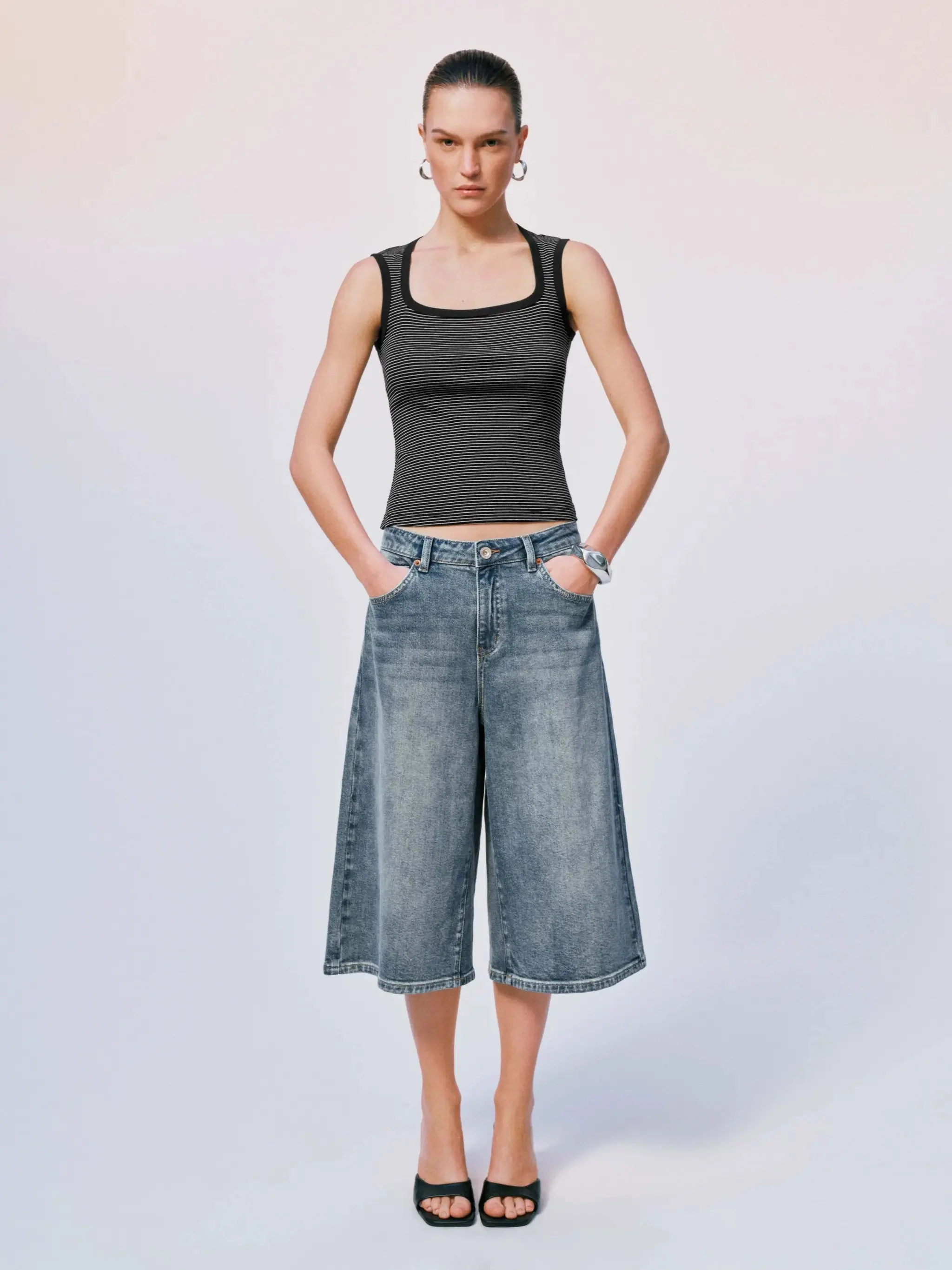 4824-washed-cropped-cotton-wide-leg-jeans-4.webp Washed Cropped Cotton Wide Leg Jeans