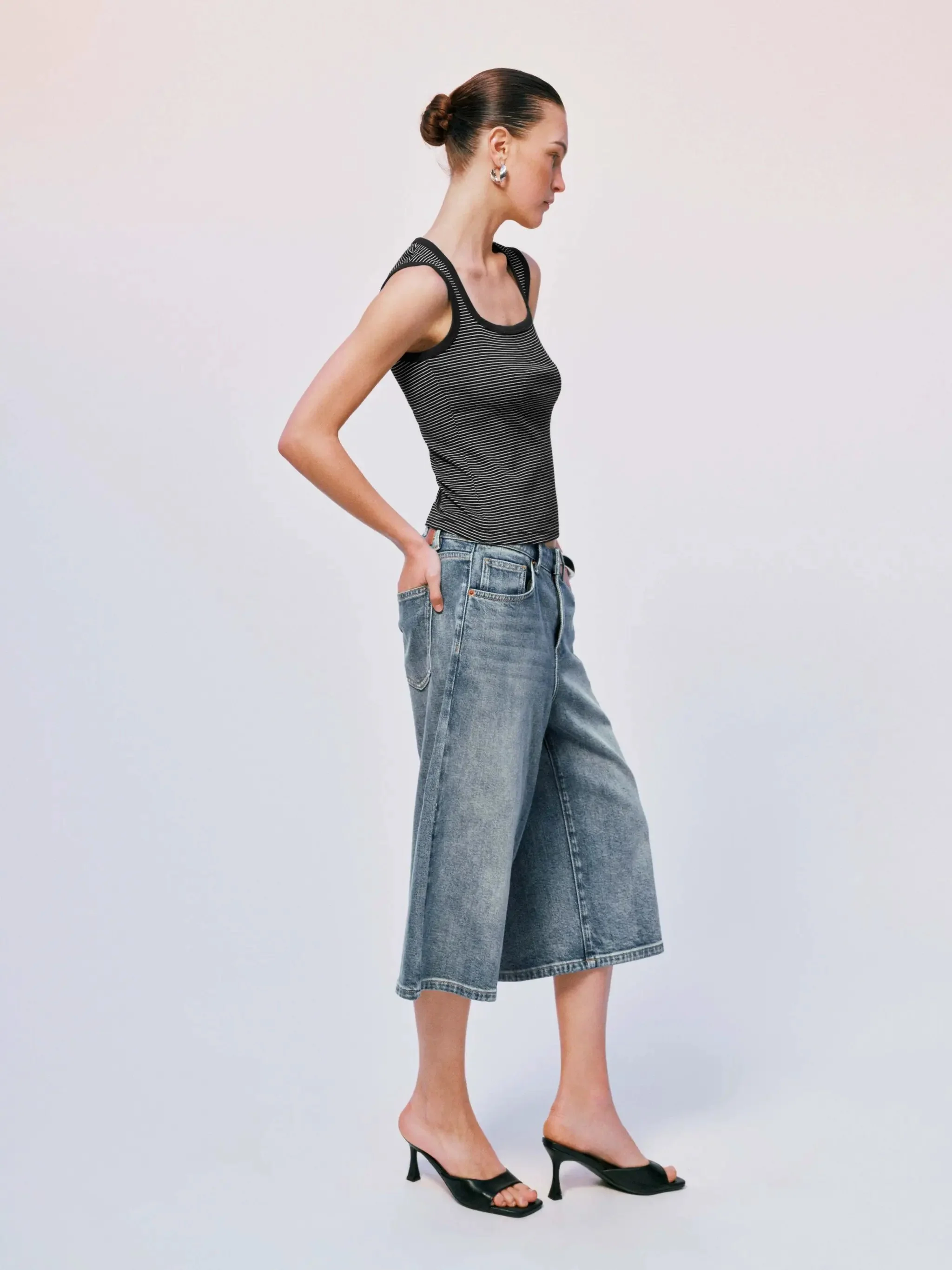 4824-washed-cropped-cotton-wide-leg-jeans-5.webp Washed Cropped Cotton Wide Leg Jeans