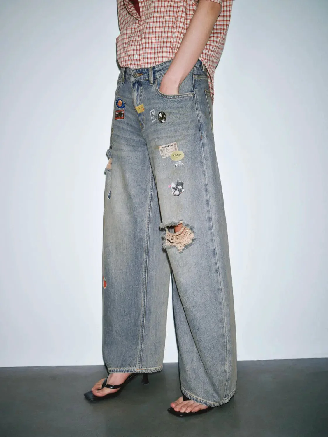4913-patchwork-raw-detail-barrel-leg-denim-jeans-with-slight-stretch-3.webp Patchwork Raw Detail Barrel Leg Denim Jeans With Slight Stretch