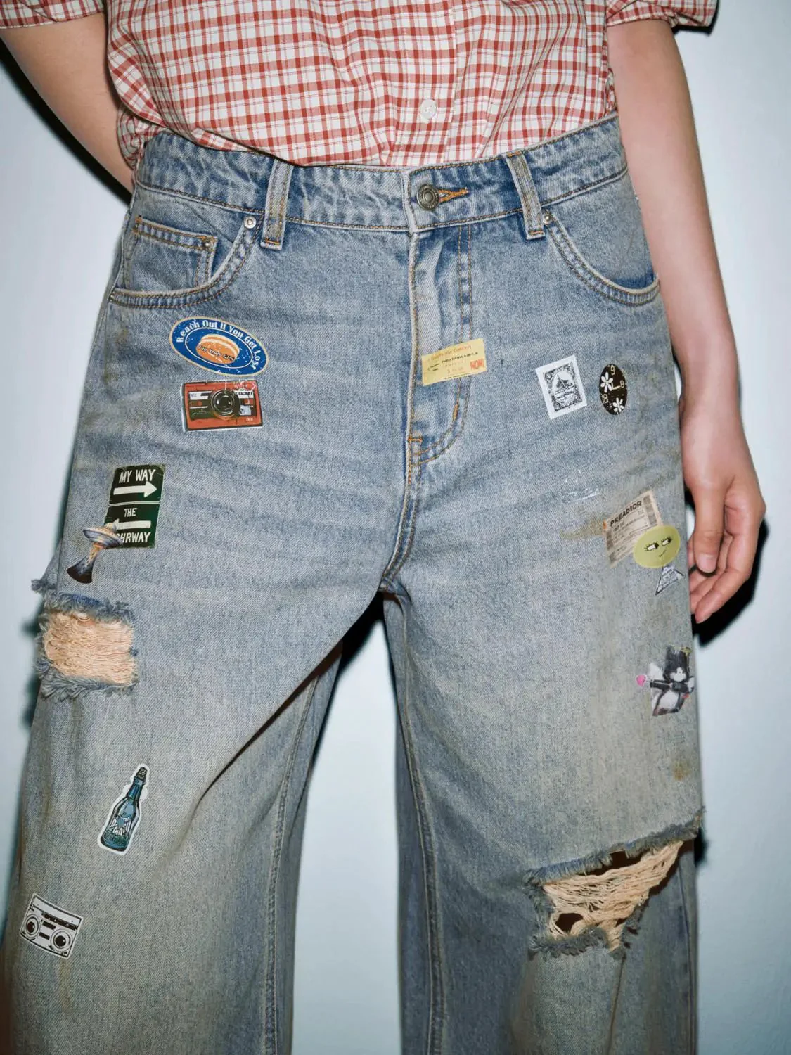 4913-patchwork-raw-detail-barrel-leg-denim-jeans-with-slight-stretch-5.webp Patchwork Raw Detail Barrel Leg Denim Jeans With Slight Stretch