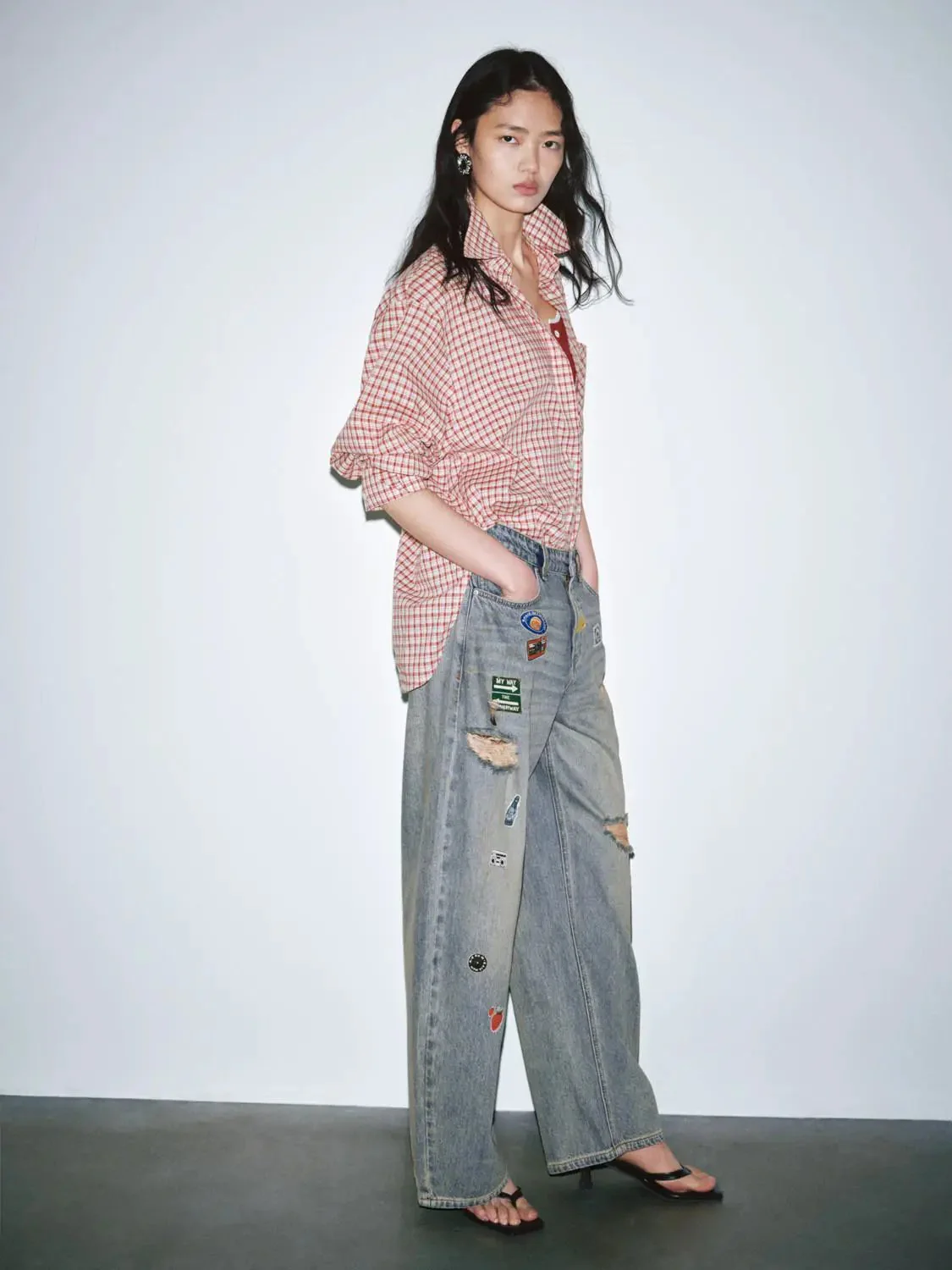 4913-patchwork-raw-detail-barrel-leg-denim-jeans-with-slight-stretch-6.webp Patchwork Raw Detail Barrel Leg Denim Jeans With Slight Stretch