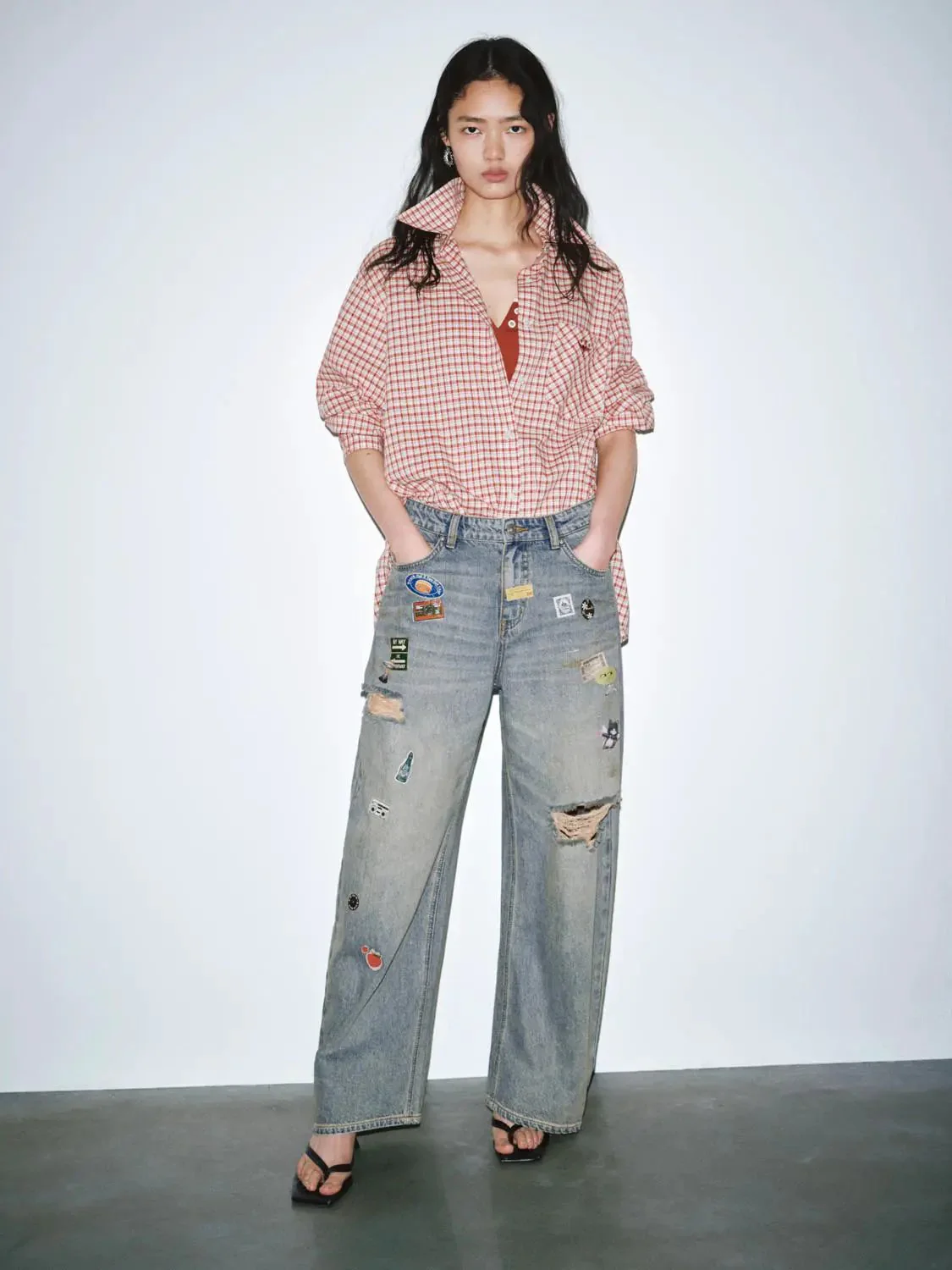 4913-patchwork-raw-detail-barrel-leg-denim-jeans-with-slight-stretch-7.webp Patchwork Raw Detail Barrel Leg Denim Jeans With Slight Stretch