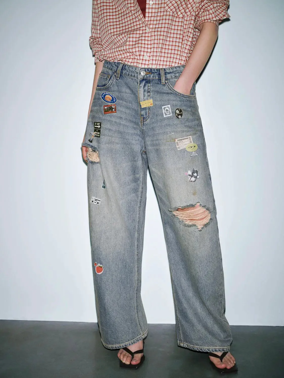 4913-patchwork-raw-detail-barrel-leg-denim-jeans-with-slight-stretch-9.webp Patchwork Raw Detail Barrel Leg Denim Jeans With Slight Stretch