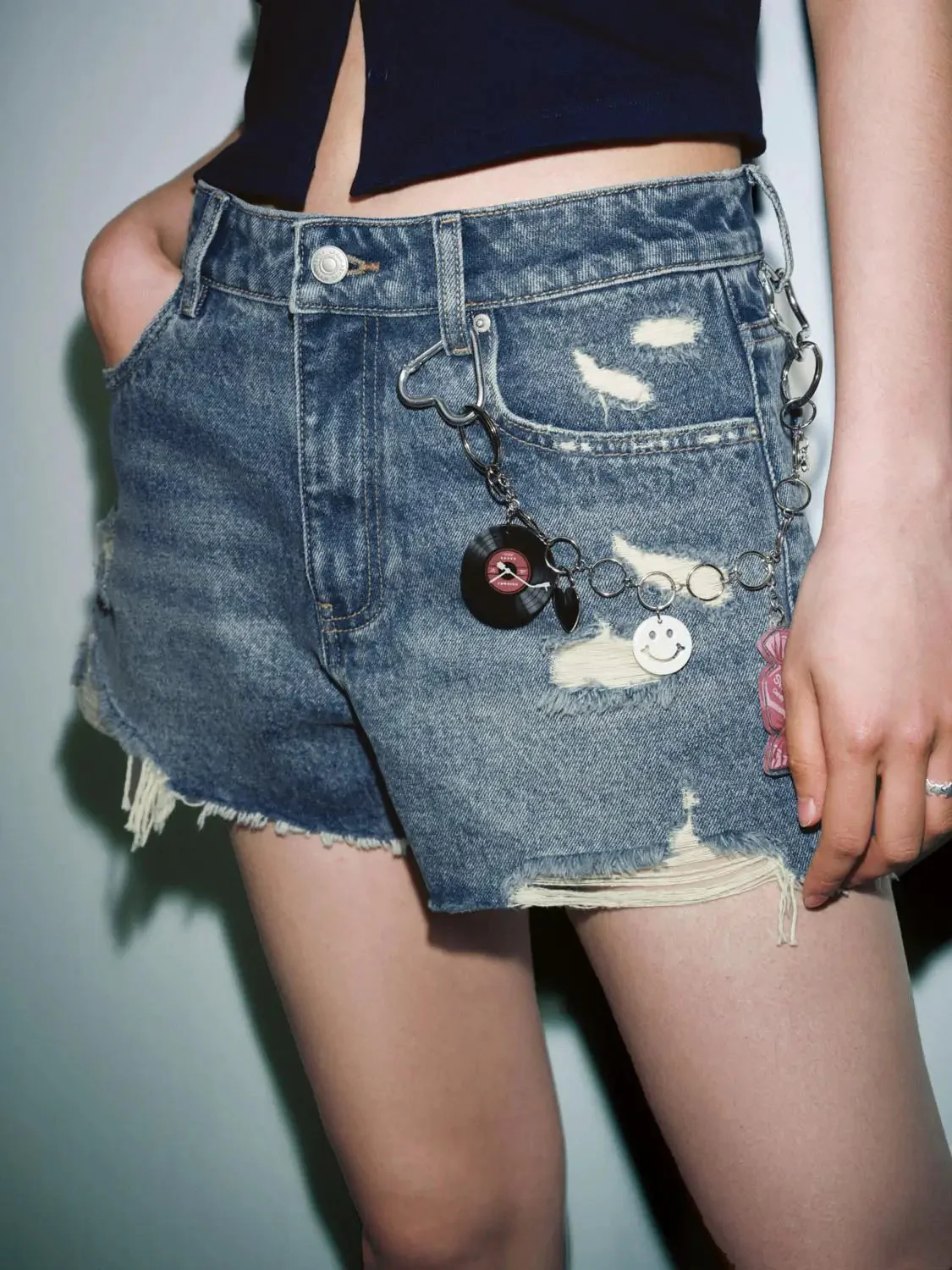 5101-distressed-raw-detail-stonewashed-denim-shorts-5.webp Distressed Raw Detail Stonewashed Denim Shorts