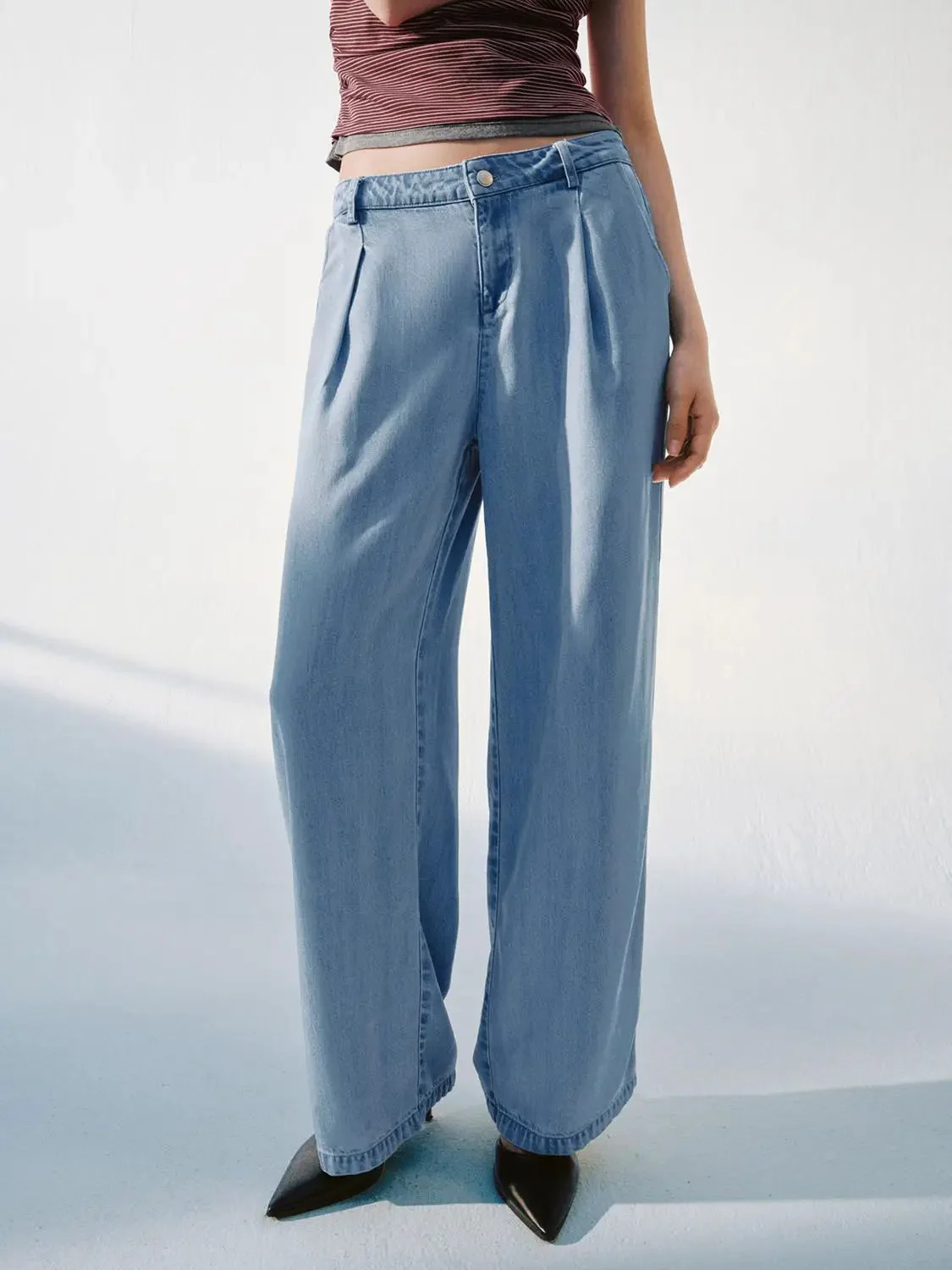 Lightwash Pleat Detail Wide Leg Denim Jeans