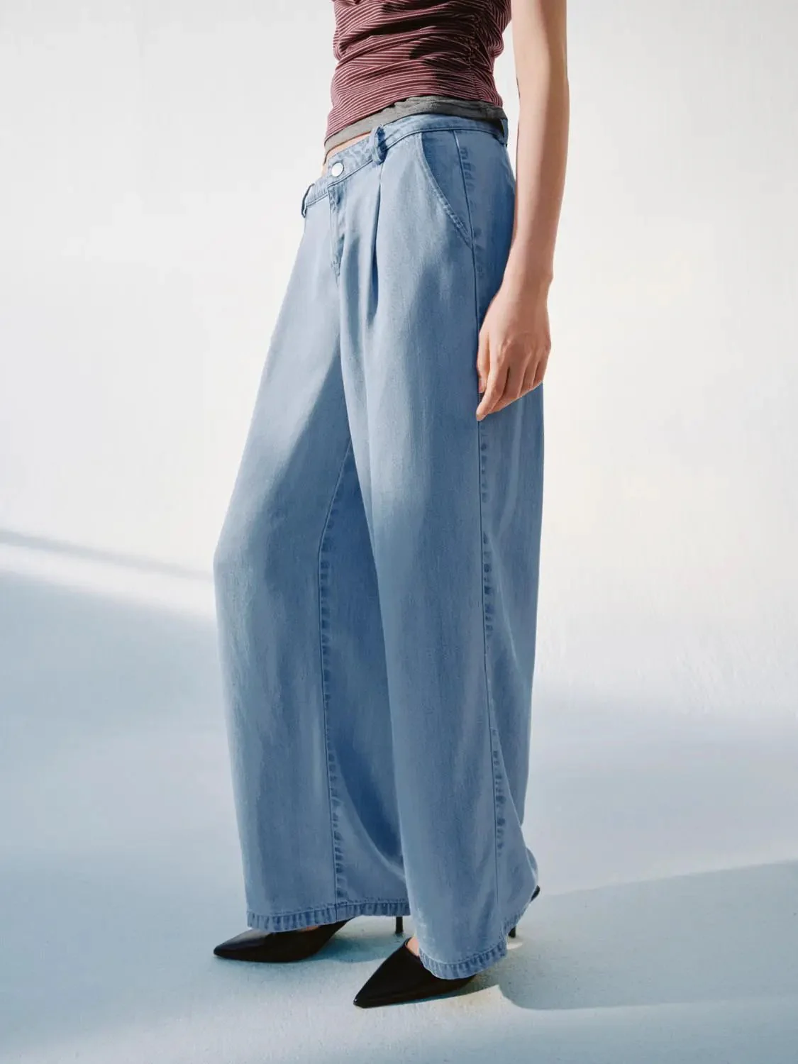 Lightwash Pleat Detail Wide Leg Denim Jeans