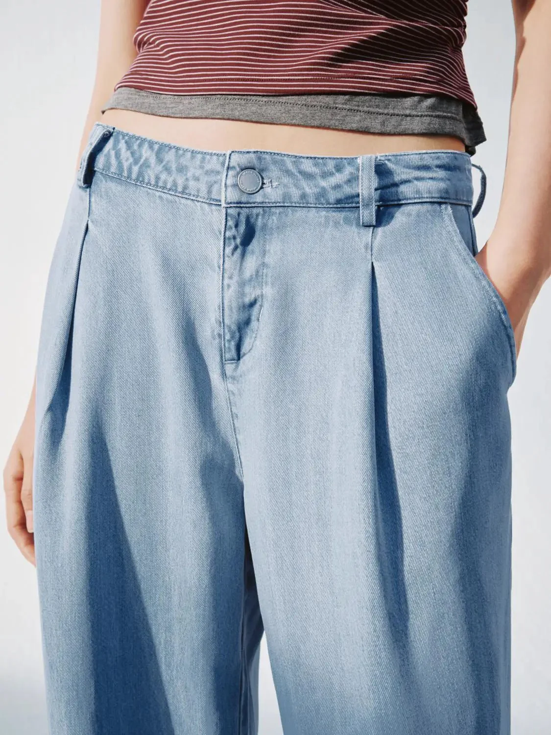 Lightwash Pleat Detail Wide Leg Denim Jeans