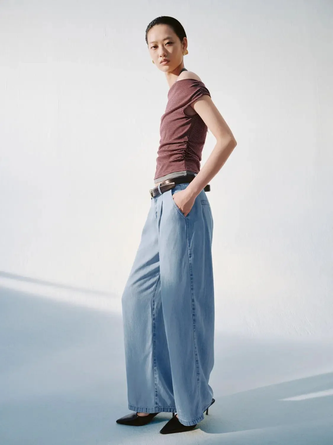 Lightwash Pleat Detail Wide Leg Denim Jeans