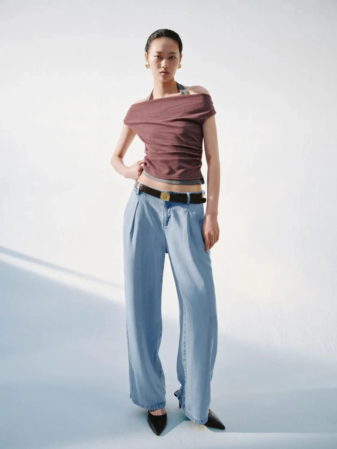 Lightwash Pleat Detail Wide Leg Denim Jeans