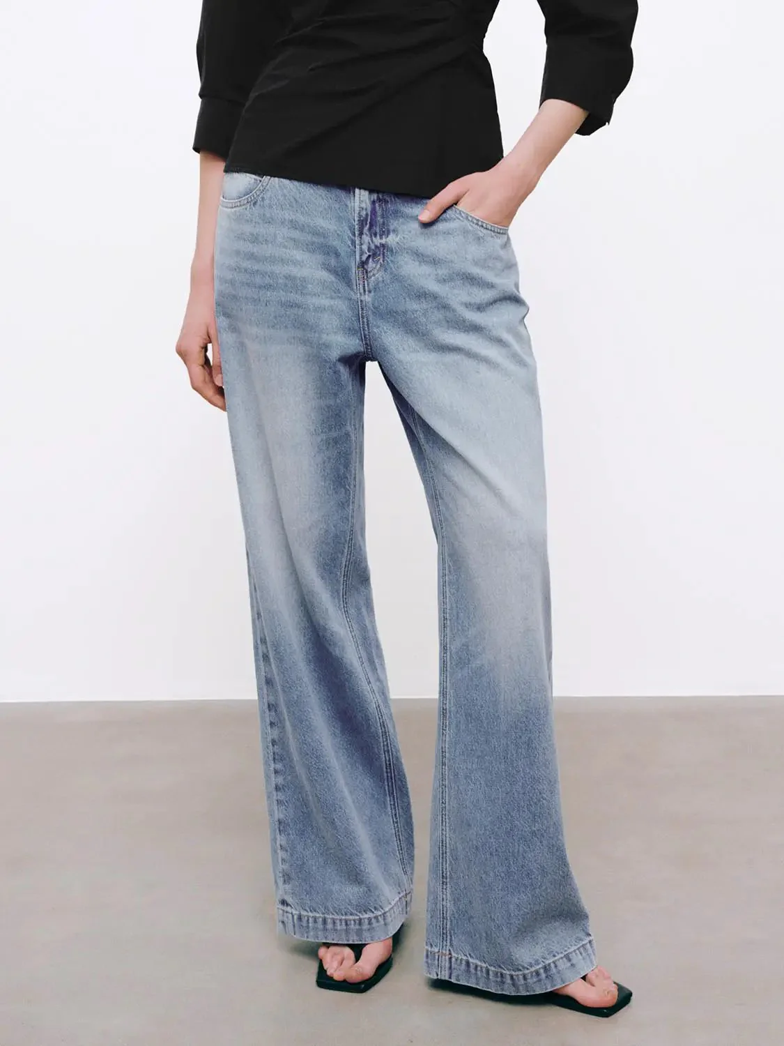 5216-lightwash-denim-wide-leg-jeans-with-high-rise-comfort-jeans-1.webp Lightwash Denim Wide Leg Jeans With High Rise Comfort Jeans