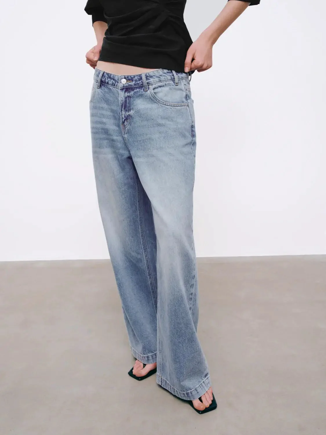 5216-lightwash-denim-wide-leg-jeans-with-high-rise-comfort-jeans-3.webp Lightwash Denim Wide Leg Jeans With High Rise Comfort Jeans