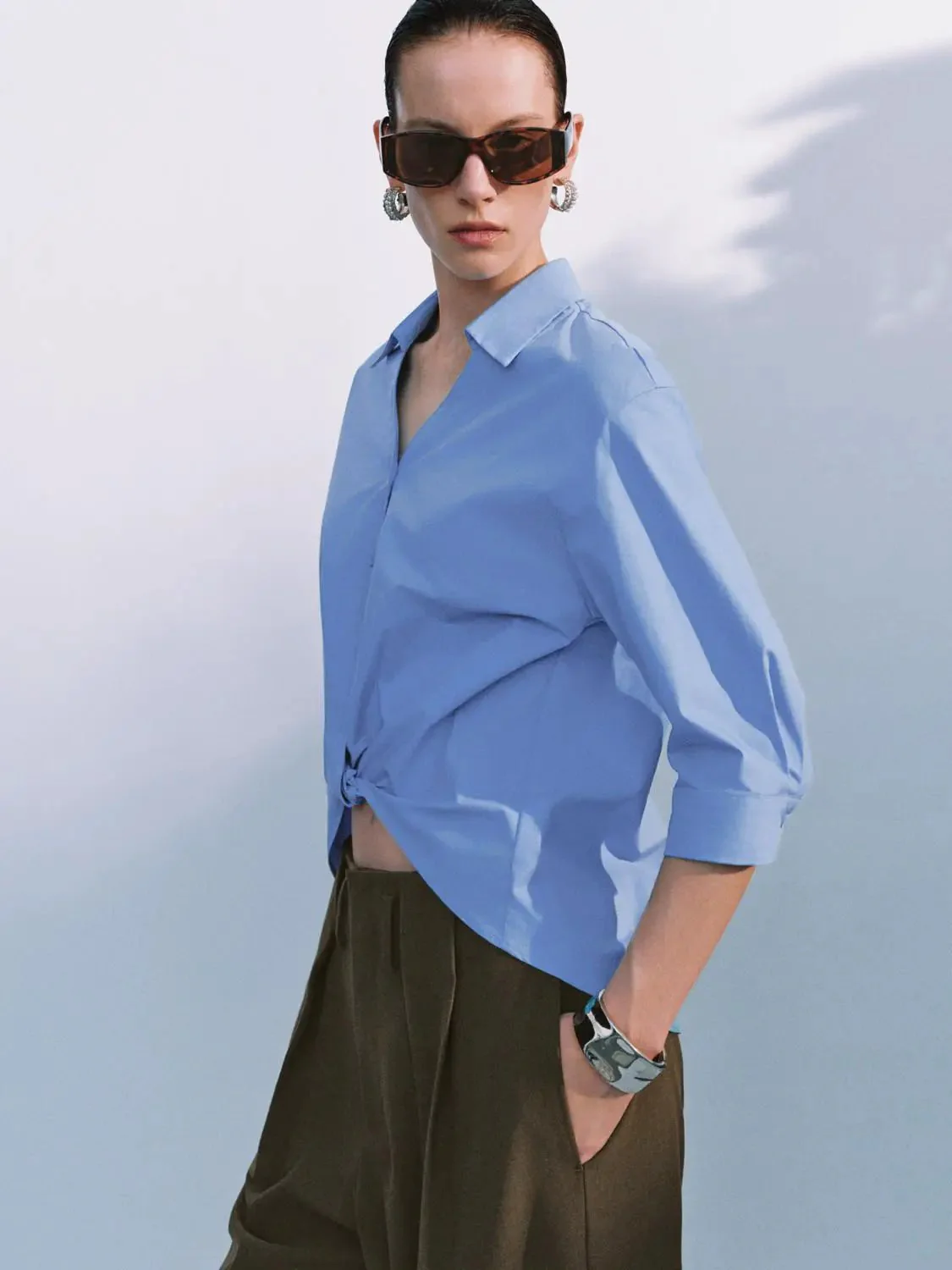 5574-cotton-button-down-with-front-knot-detail-relaxed-shirt-4.webp Cotton Button-Down With Front Knot Detail Relaxed Shirt