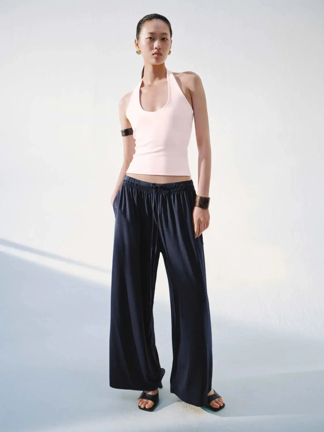 565-soft-cotton-blend-halter-neck-lightweight-tank-top-23.webp Soft Cotton Blend Halter Neck Lightweight Tank Top