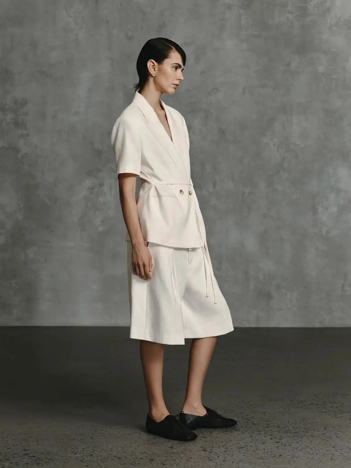 5757-linen-cotton-belted-double-breasted-shorts-sleeve-blazers-5.webp Linen Cotton Belted Double Breasted Shorts Sleeve Blazers