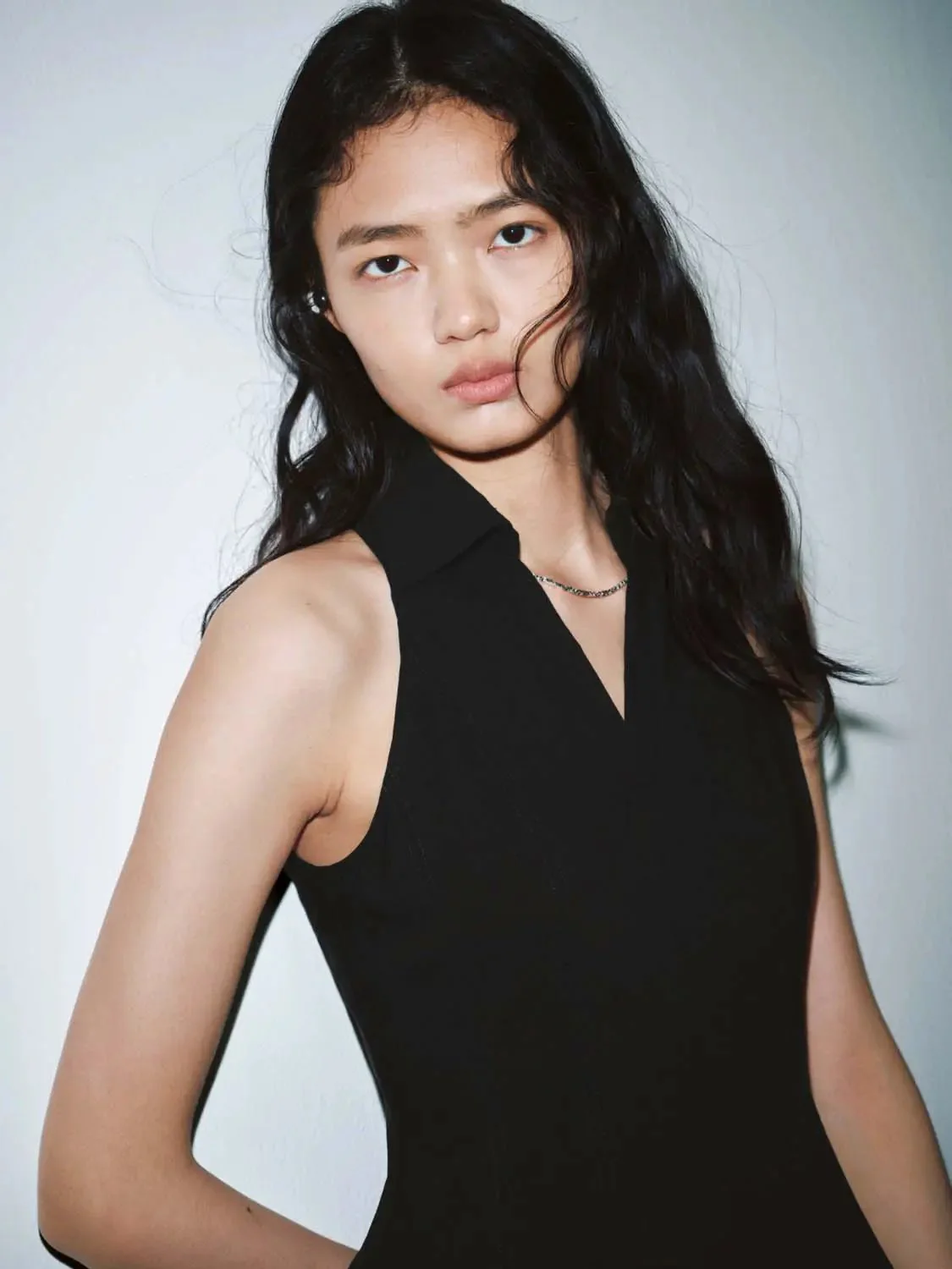 59-v-neck-sleeveless-pleated-a-line-midi-dress-3.webp V-Neck Sleeveless Pleated A-Line Midi Dress