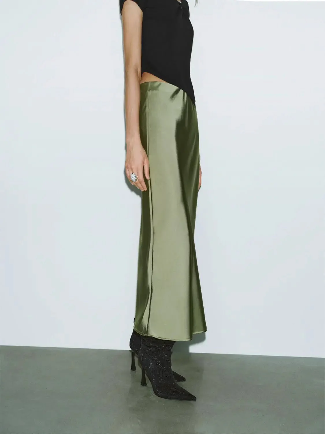 5993-elegant-olive-stretch-fabric-fishtail-slip-skirts-5.webp Elegant Olive Stretch Fabric Fishtail Slip Skirts