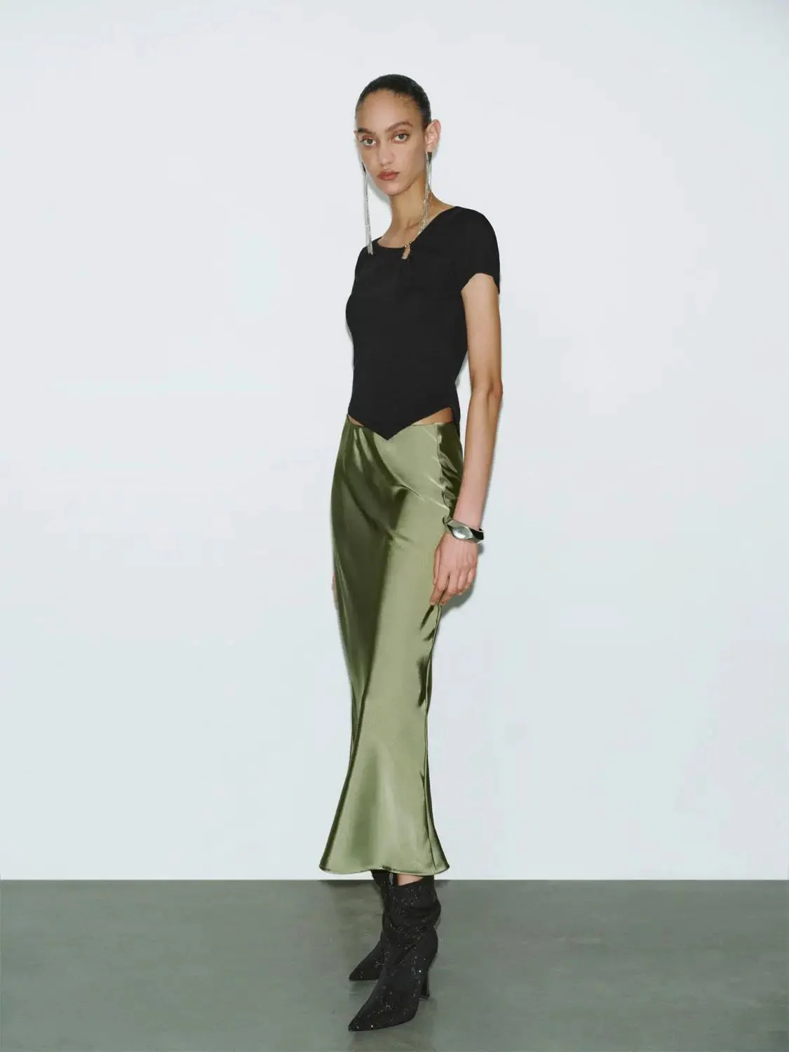 5993-elegant-olive-stretch-fabric-fishtail-slip-skirts-9.webp Elegant Olive Stretch Fabric Fishtail Slip Skirts
