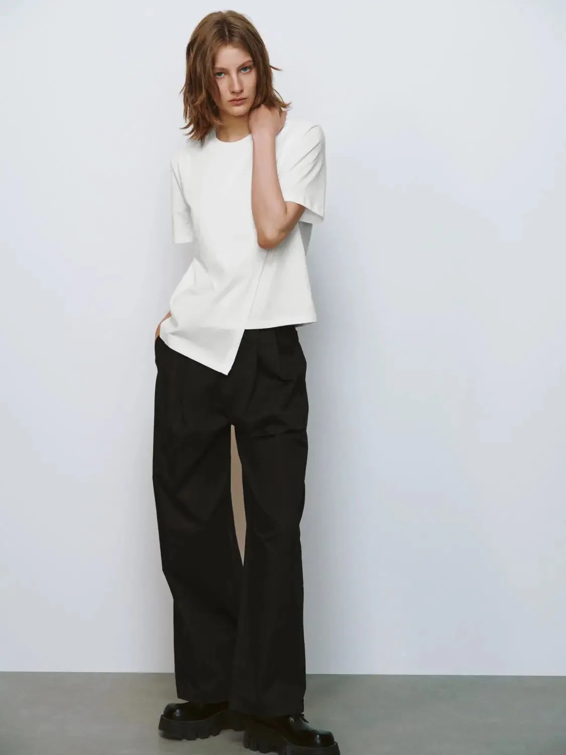 6024-cotton-minimalist-asymmetrical-overlay-t-shirt-4.webp Cotton Minimalist Asymmetrical Overlay T Shirt