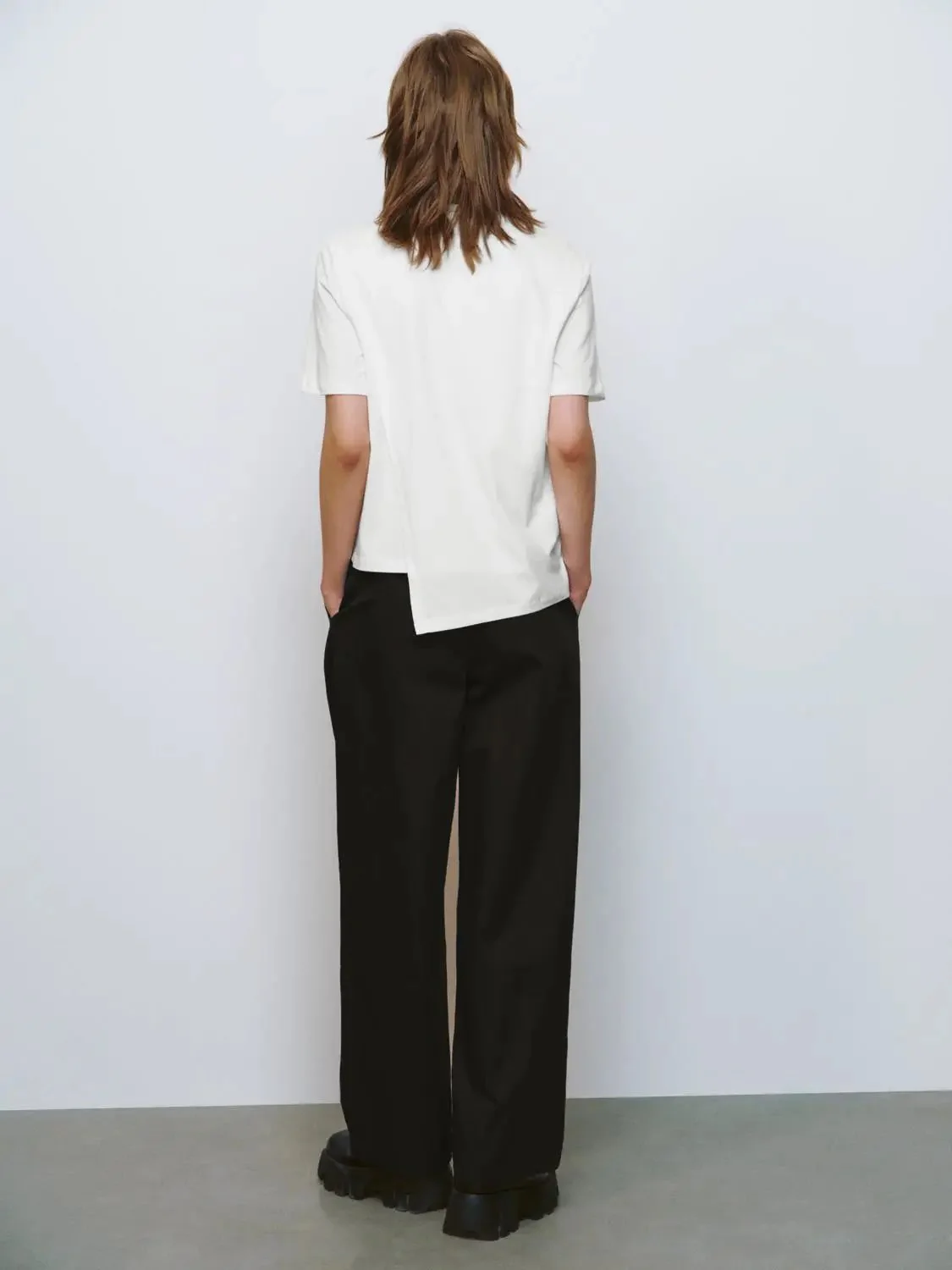 6024-cotton-minimalist-asymmetrical-overlay-t-shirt-6.webp Cotton Minimalist Asymmetrical Overlay T Shirt