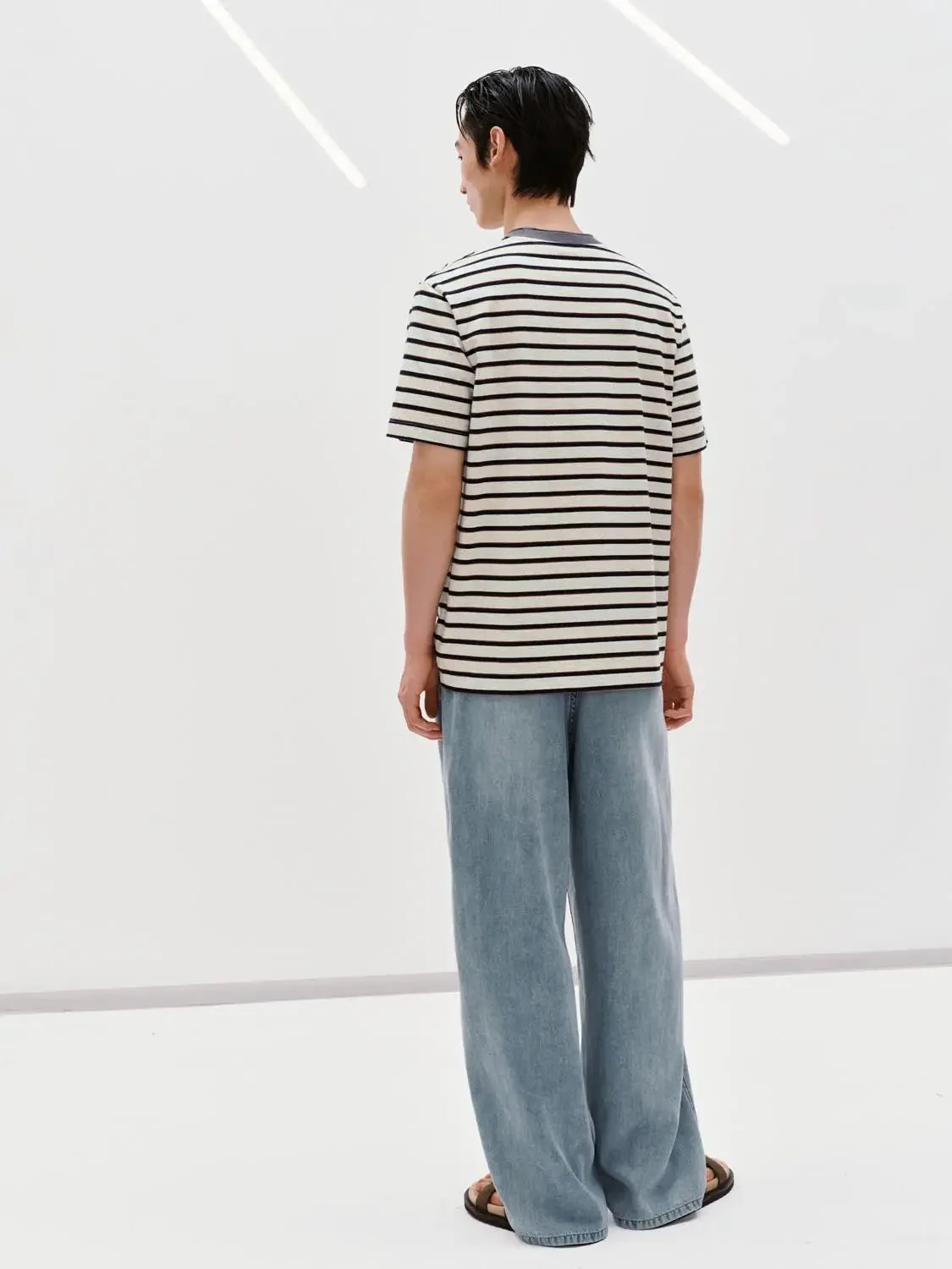 6143-washed-wide-leg-jeans-with-slight-stretch-for-everyday-comfort-4.webp Washed Wide Leg Jeans With Slight Stretch For Everyday Comfort