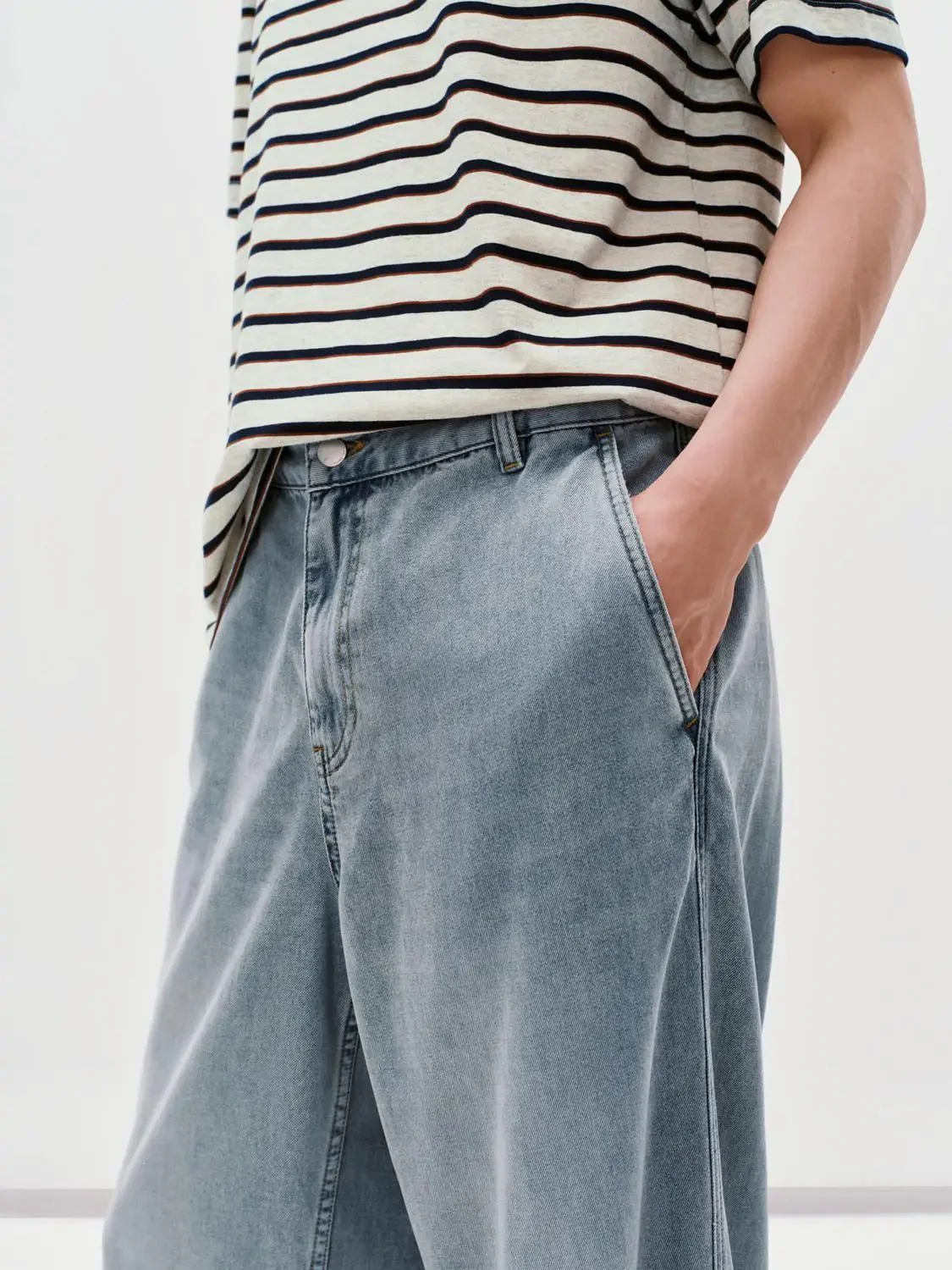 6143-washed-wide-leg-jeans-with-slight-stretch-for-everyday-comfort-5.webp Washed Wide Leg Jeans With Slight Stretch For Everyday Comfort