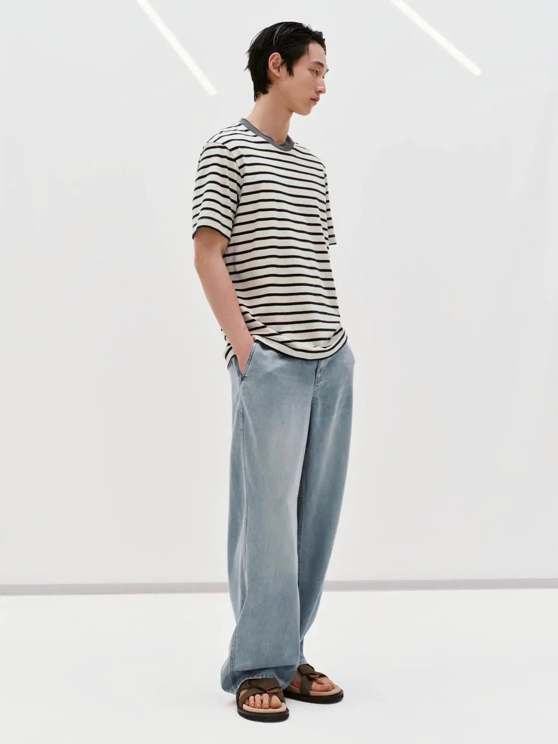6143-washed-wide-leg-jeans-with-slight-stretch-for-everyday-comfort-6.webp Washed Wide Leg Jeans With Slight Stretch For Everyday Comfort
