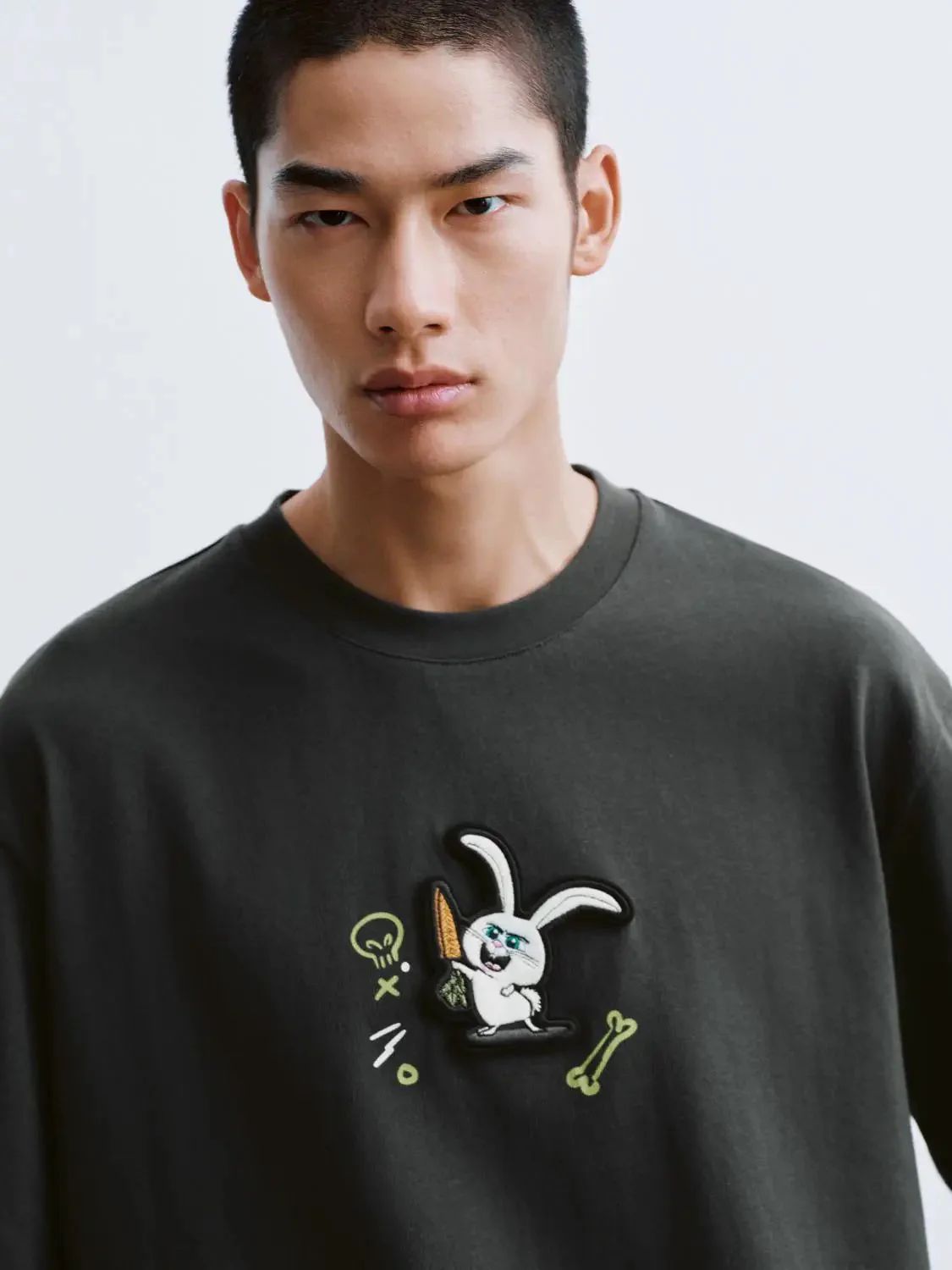 6267-cotton-embroidered-bunny-logo-crew-neck-t-shirt-3.webp Cotton Embroidered Bunny Logo Crew Neck T-Shirt