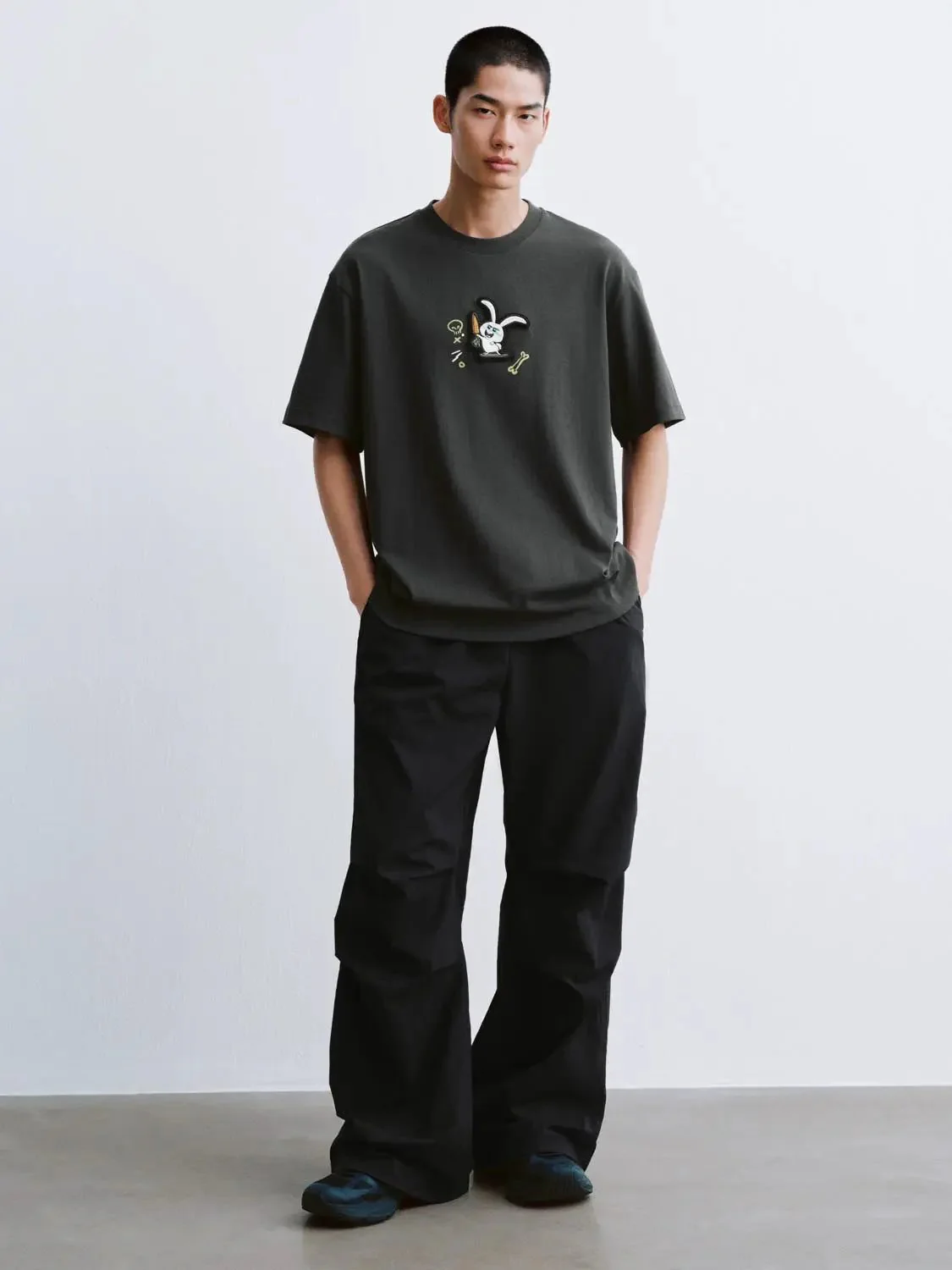 6267-cotton-embroidered-bunny-logo-crew-neck-t-shirt-5.webp Cotton Embroidered Bunny Logo Crew Neck T-Shirt