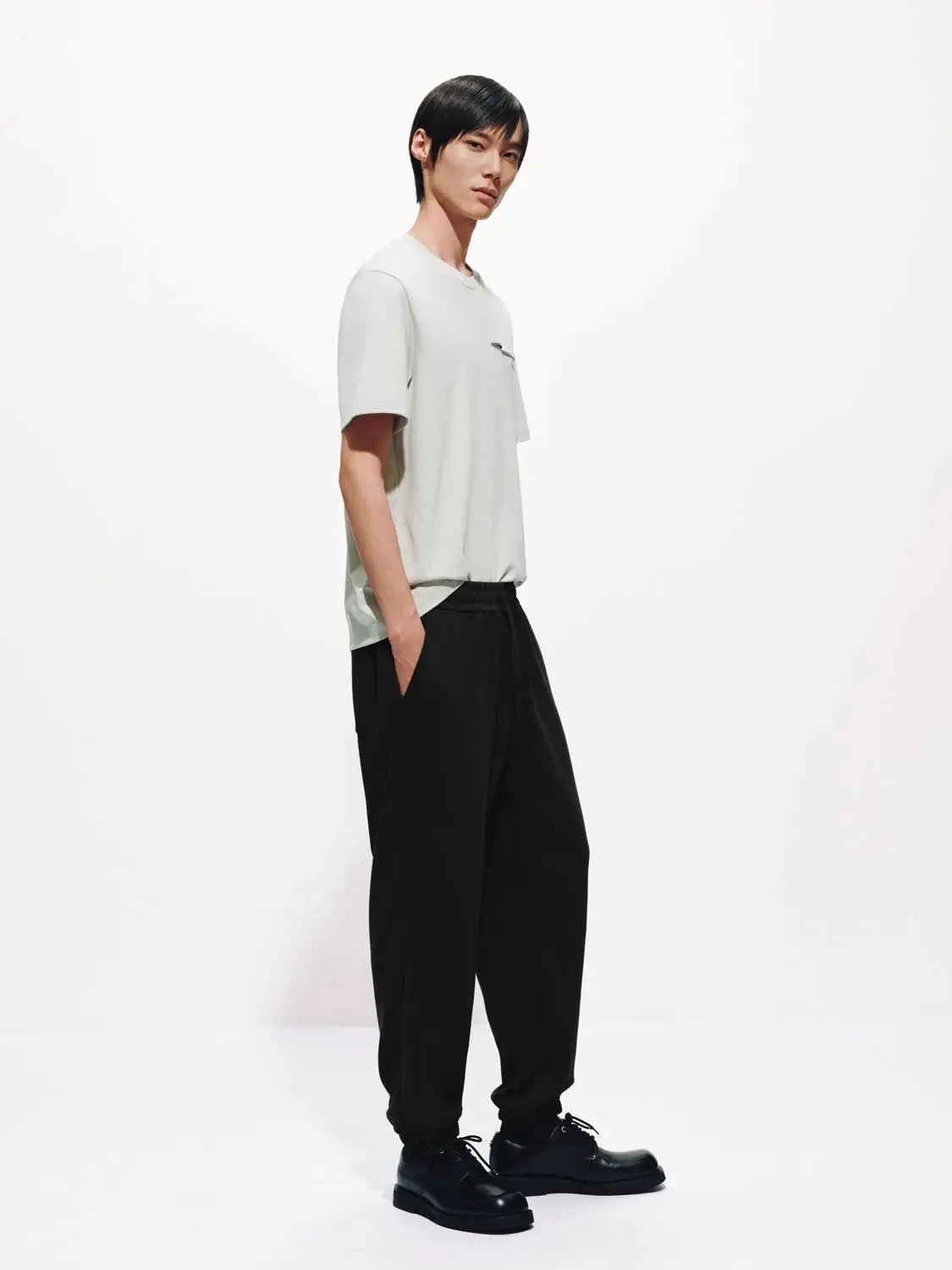 6359-cotton-blend-minimalist-zip-chest-pocket-t-shirts-4.webp Cotton Blend Minimalist Zip Chest Pocket T-Shirts