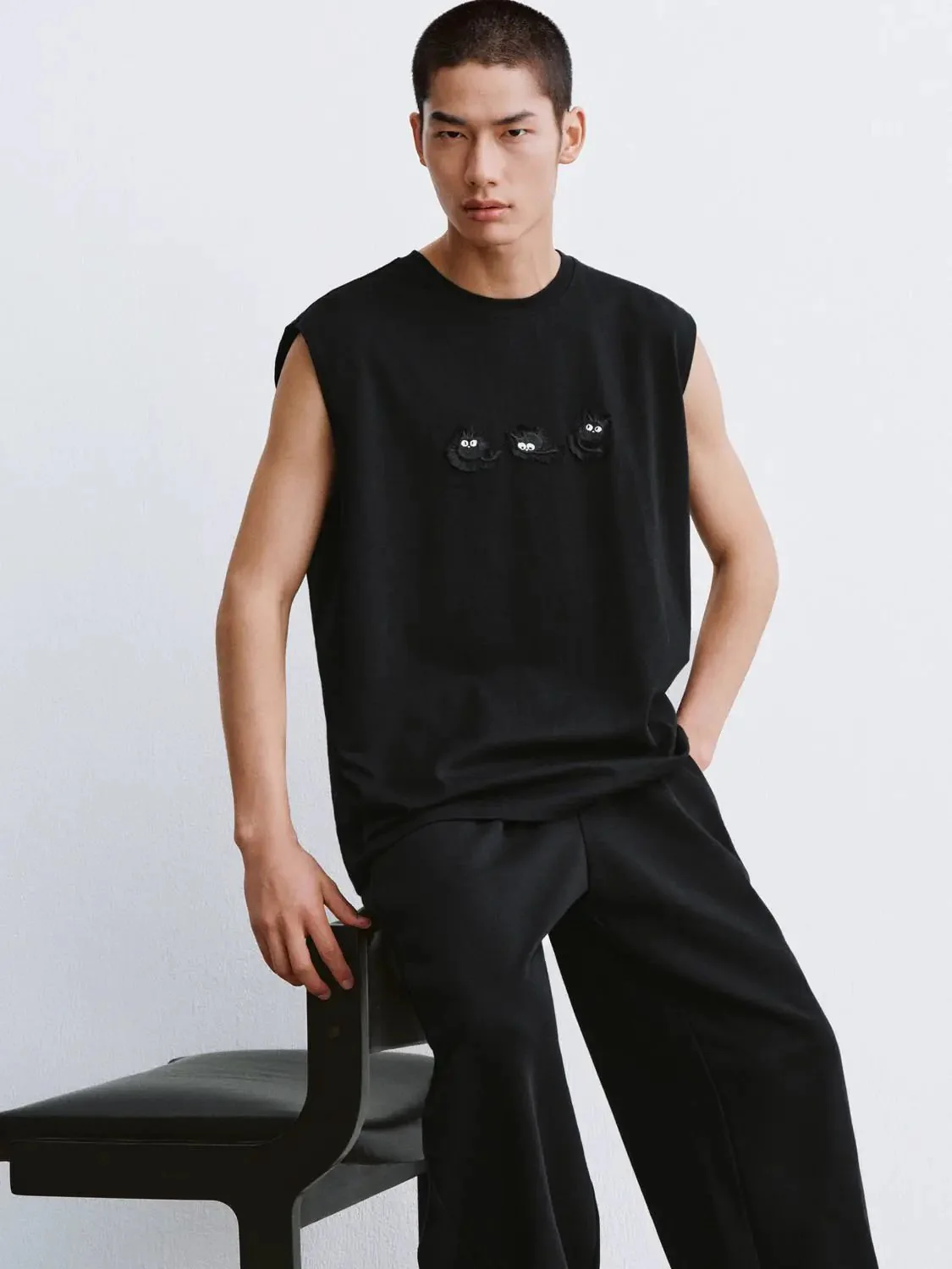 6386-cotton-black-sleeveless-top-with-eye-patch-embroidery-shirts-2.webp Cotton Black Sleeveless Top With Eye Patch Embroidery Shirts