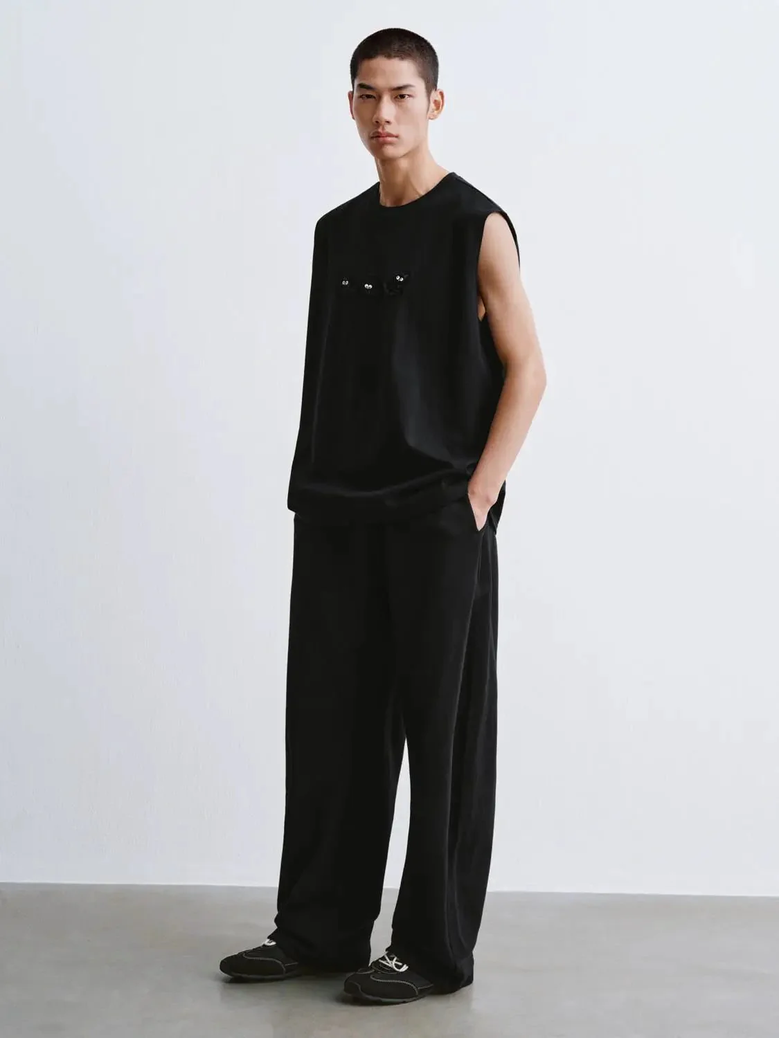 6386-cotton-black-sleeveless-top-with-eye-patch-embroidery-shirts-5.webp Cotton Black Sleeveless Top With Eye Patch Embroidery Shirts