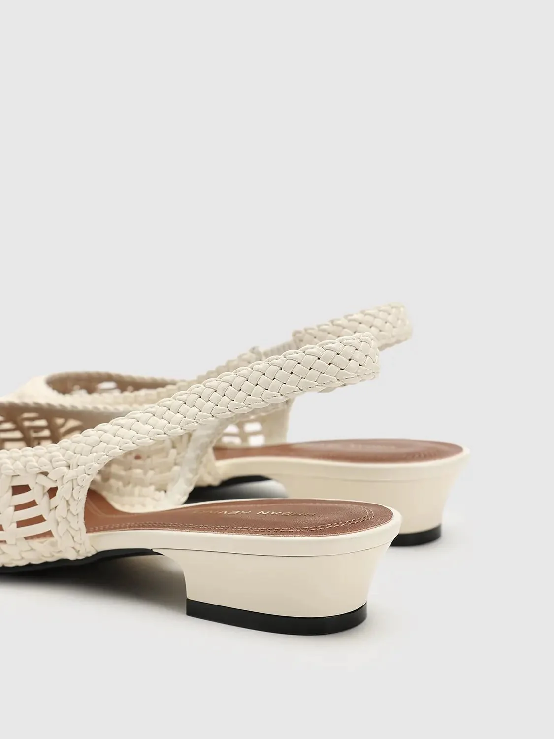 648-point-toe-heeled-slingbacks-6.webp Point-Toe Heeled Slingbacks
