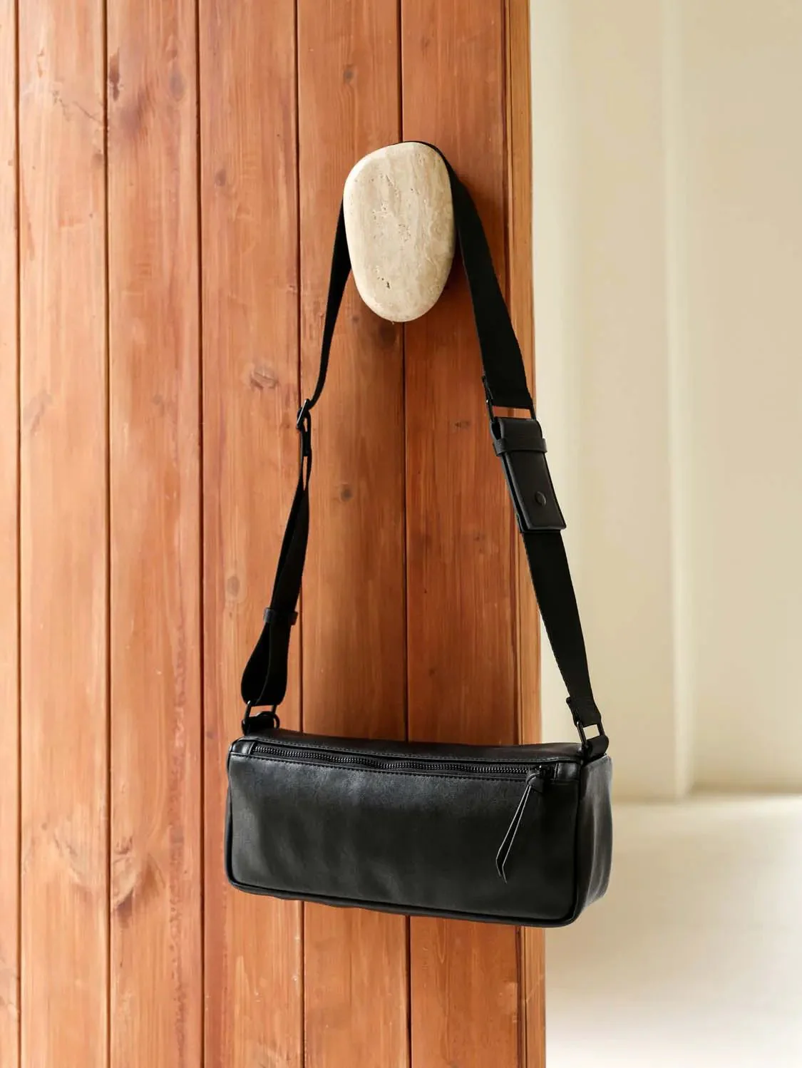 6659-minimalist-textile-lined-faux-leather-crossbody-bags-10.webp Minimalist Textile Lined Faux Leather Crossbody Bags