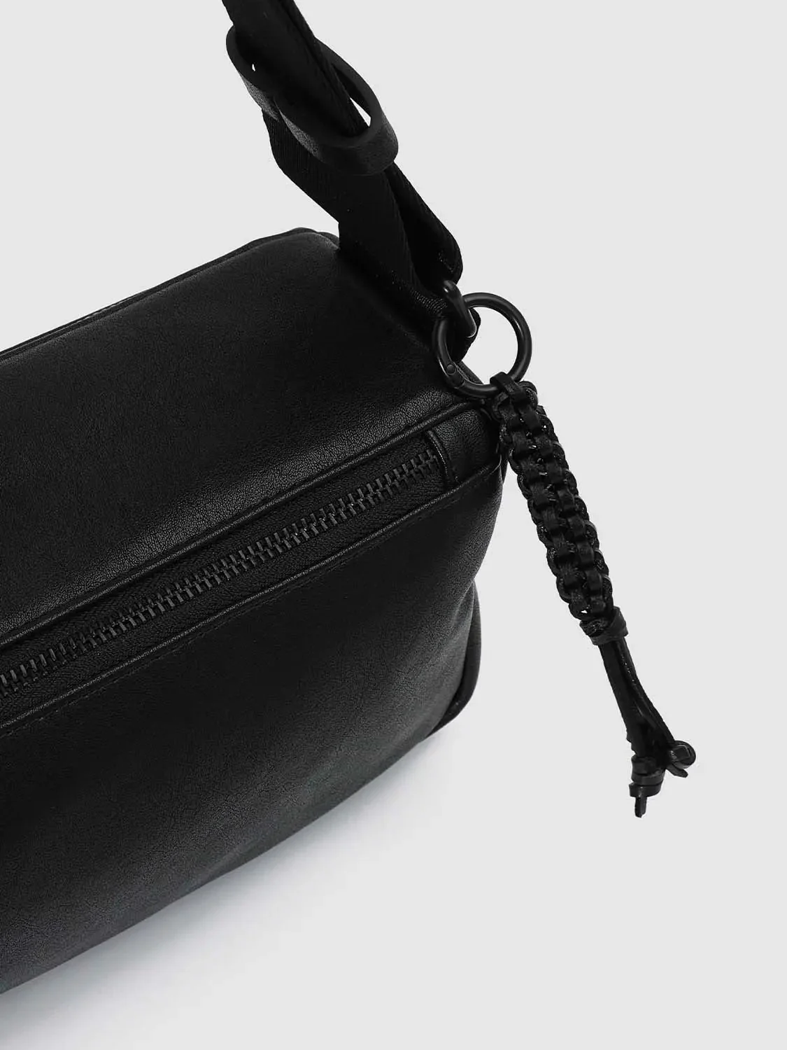 6659-minimalist-textile-lined-faux-leather-crossbody-bags-8.webp Minimalist Textile Lined Faux Leather Crossbody Bags