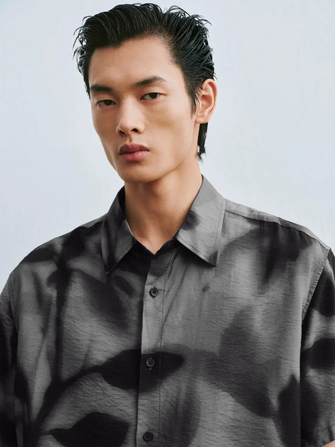 6715-lightweight-abstract-print-short-sleeve-shirts-3.webp Lightweight Abstract Print Short Sleeve Shirts