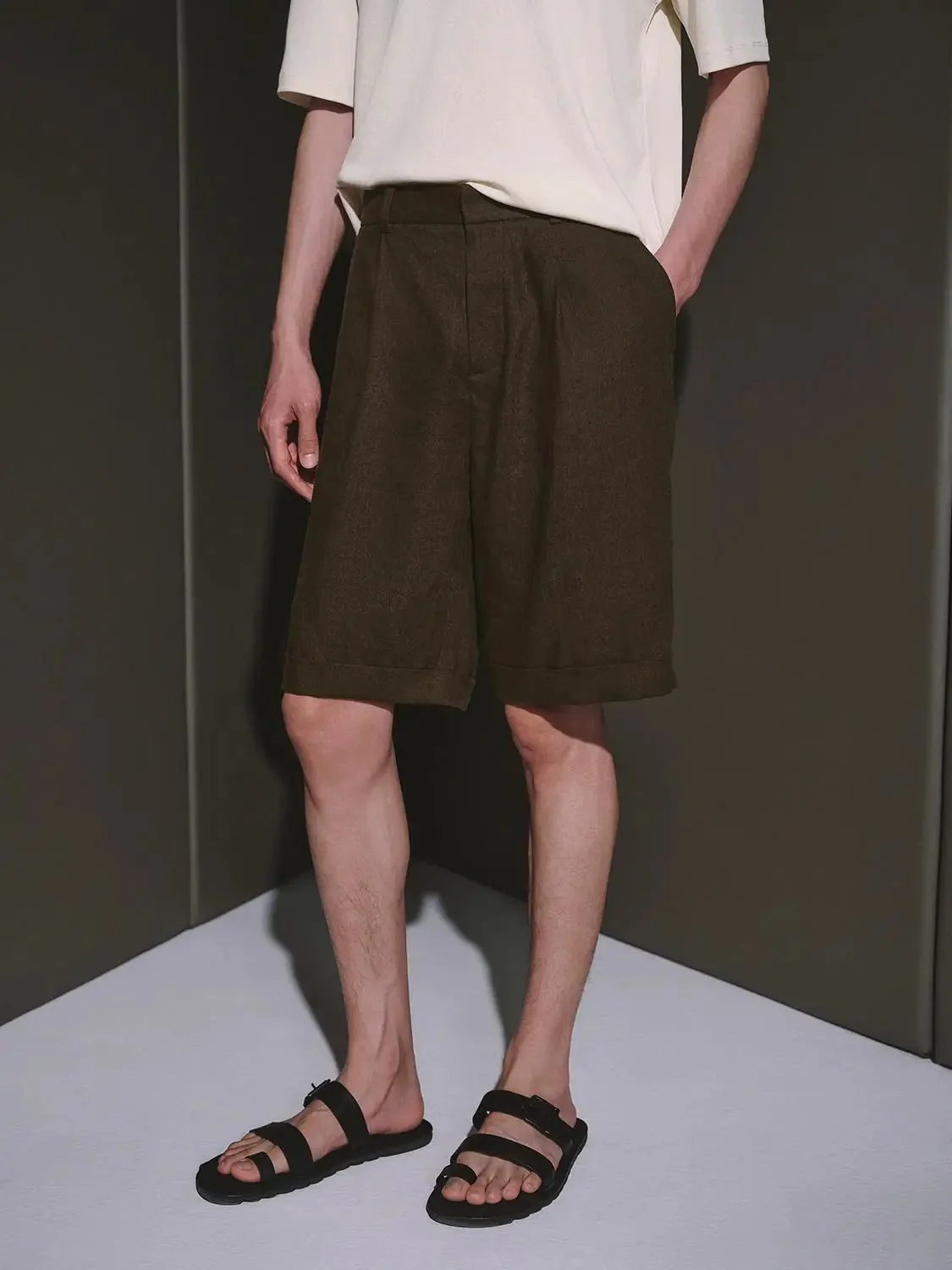 7017-pleat-detail-cuffed-shorts-1.webp Pleat Detail Cuffed Shorts
