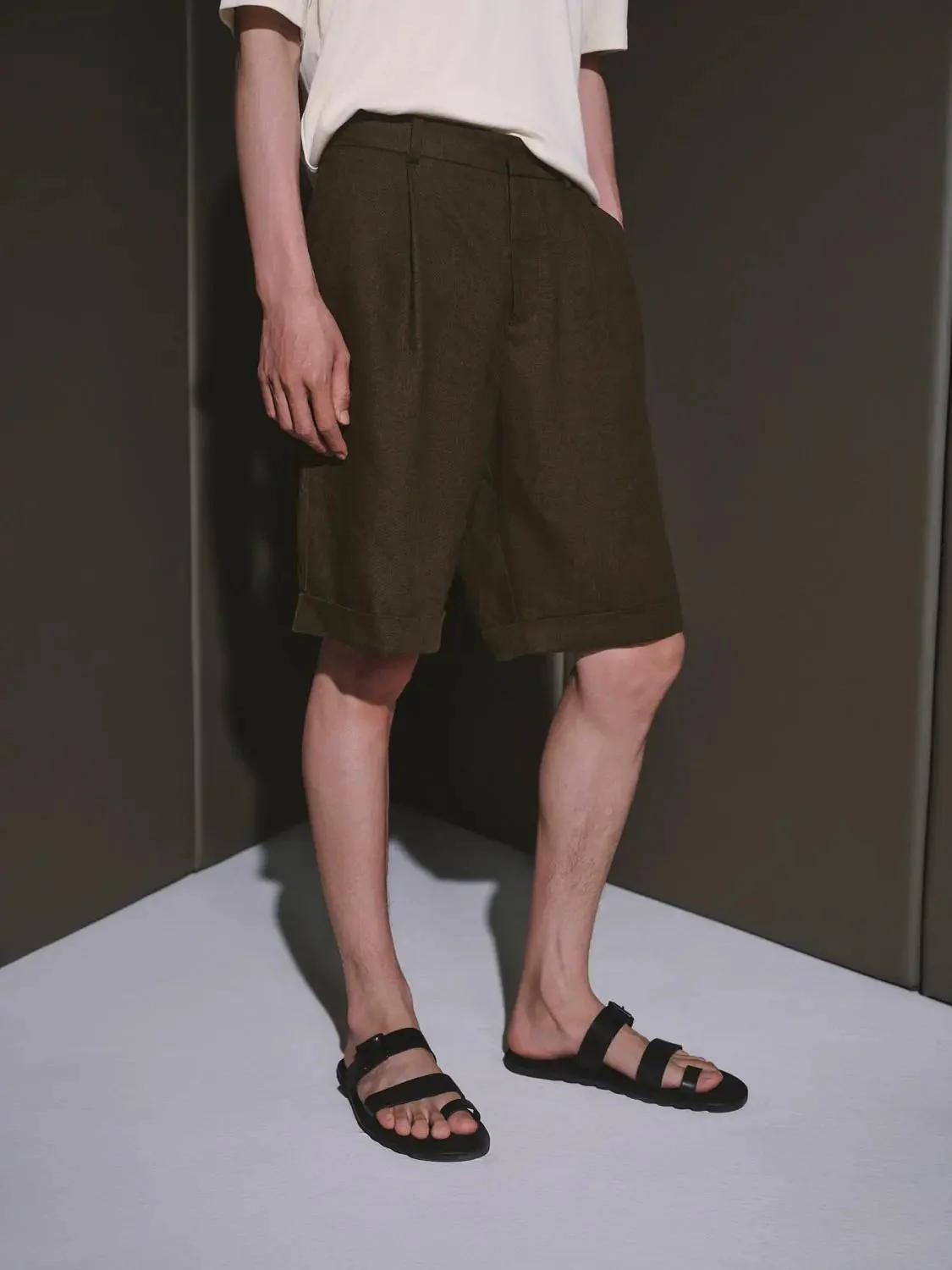 7017-pleat-detail-cuffed-shorts-3.webp Pleat Detail Cuffed Shorts