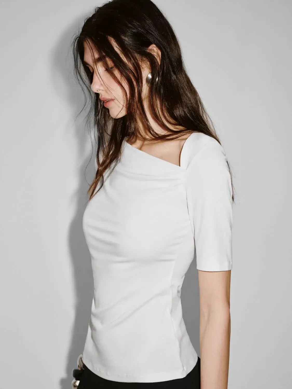 708-asymmetric-neck-ruched-viscose-cotton-t-shirt-18.webp Asymmetric Neck Ruched Viscose Cotton T Shirt