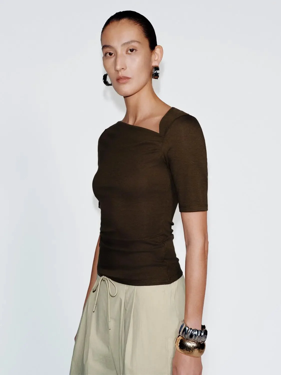 708-asymmetric-neck-ruched-viscose-cotton-t-shirt-26.webp Asymmetric Neck Ruched Viscose Cotton T Shirt
