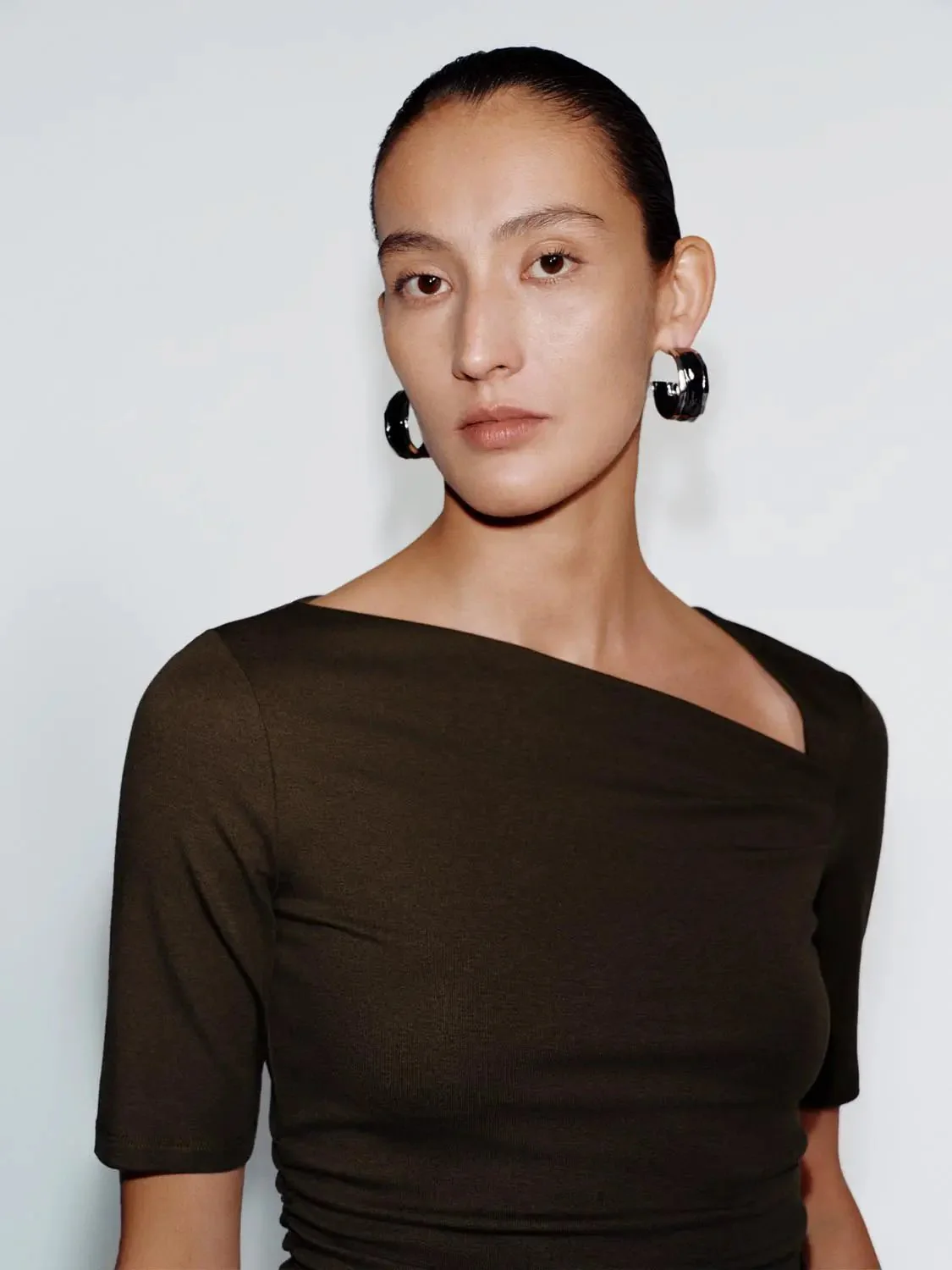 708-asymmetric-neck-ruched-viscose-cotton-t-shirt-27.webp Asymmetric Neck Ruched Viscose Cotton T Shirt