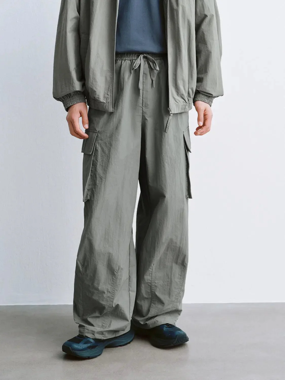 7224-flap-pocket-drawstring-straight-leg-cargo-pants-1.webp Flap Pocket Drawstring Straight Leg Cargo Pants
