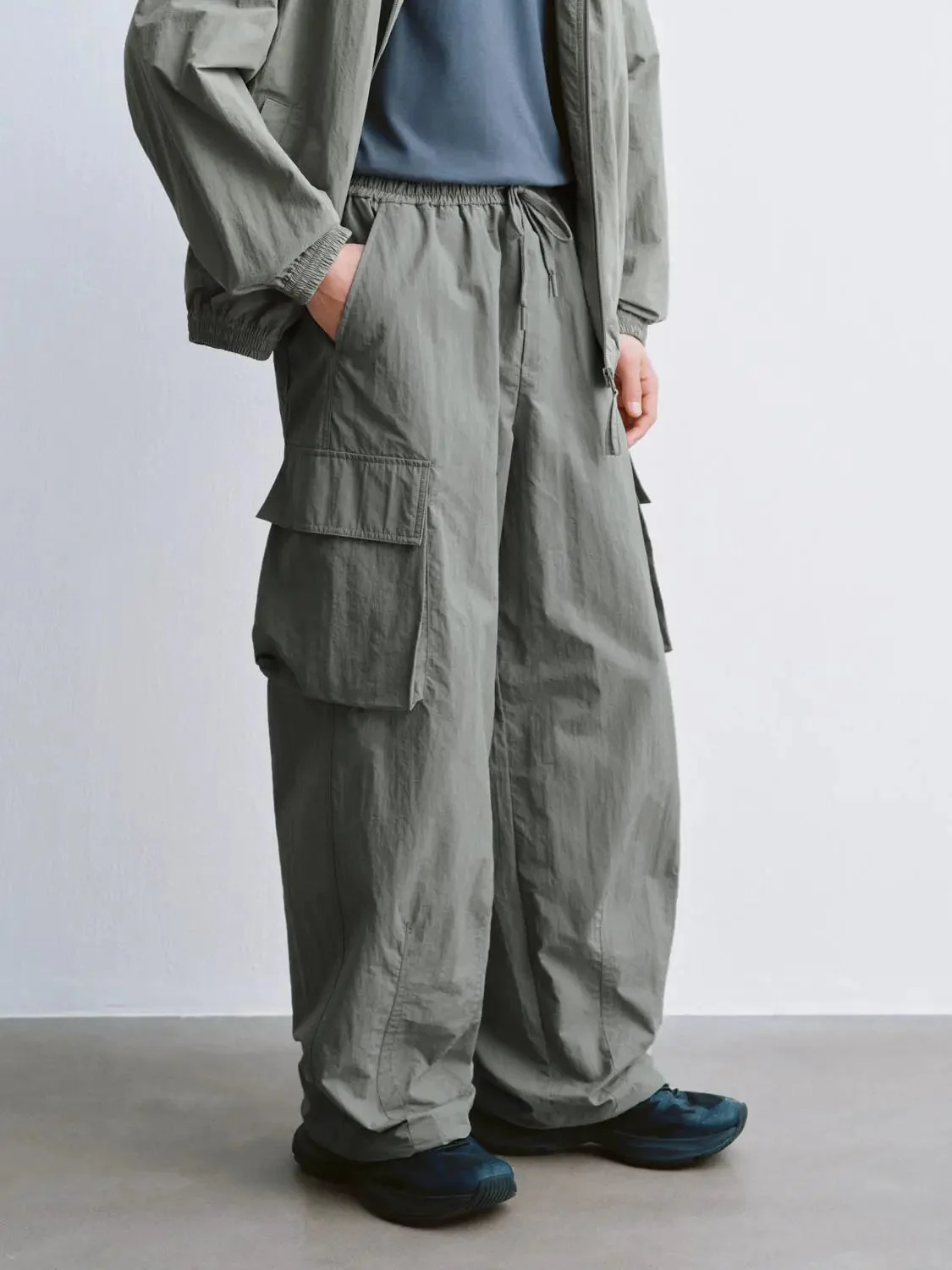 7224-flap-pocket-drawstring-straight-leg-cargo-pants-3.webp Flap Pocket Drawstring Straight Leg Cargo Pants