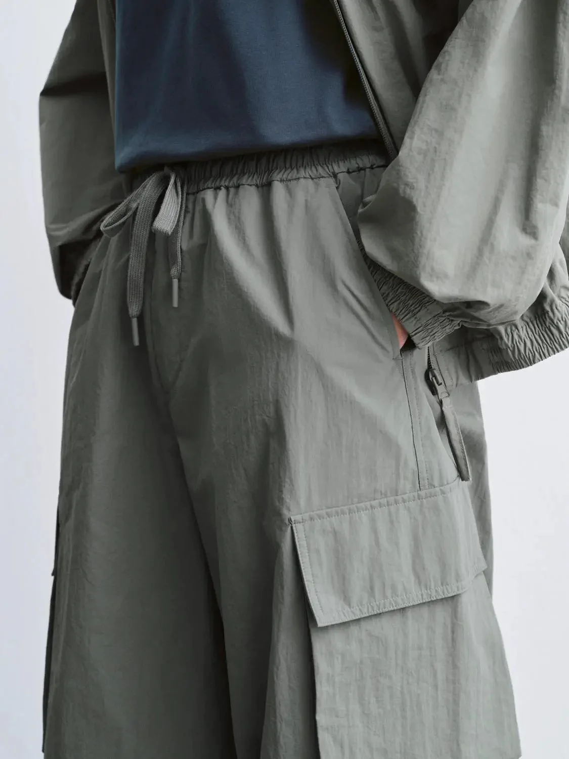 7224-flap-pocket-drawstring-straight-leg-cargo-pants-5.webp Flap Pocket Drawstring Straight Leg Cargo Pants
