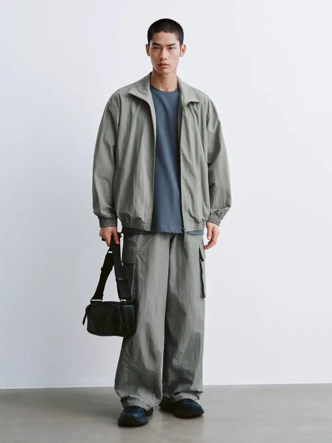 7224-flap-pocket-drawstring-straight-leg-cargo-pants-7.webp Flap Pocket Drawstring Straight Leg Cargo Pants