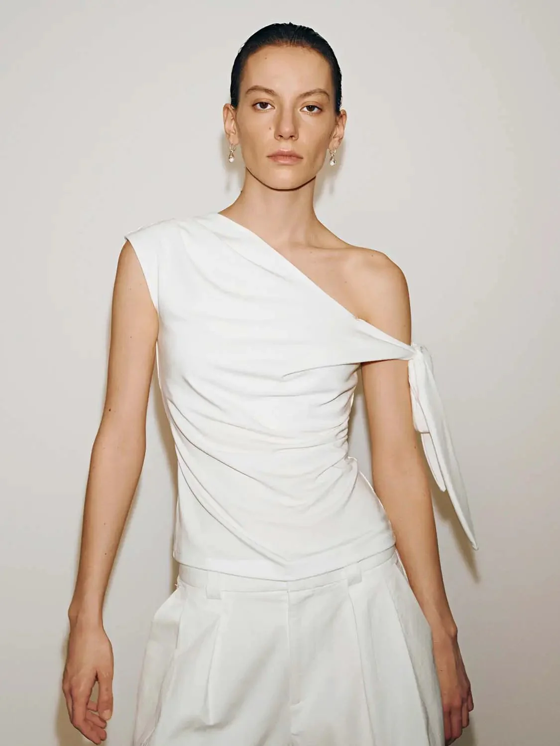 735-one-shoulder-ruched-lyocell-soft-t-shirt-1.webp One Shoulder Ruched Lyocell Soft T Shirt