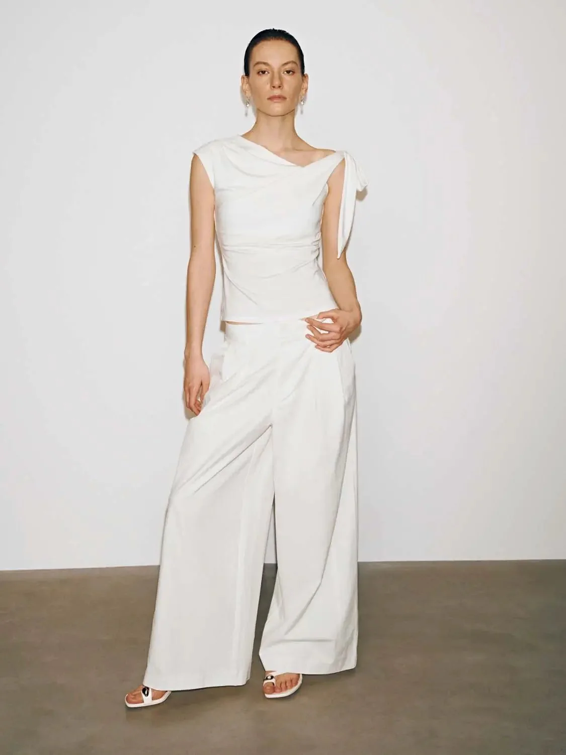 735-one-shoulder-ruched-lyocell-soft-t-shirt-4.webp One Shoulder Ruched Lyocell Soft T Shirt