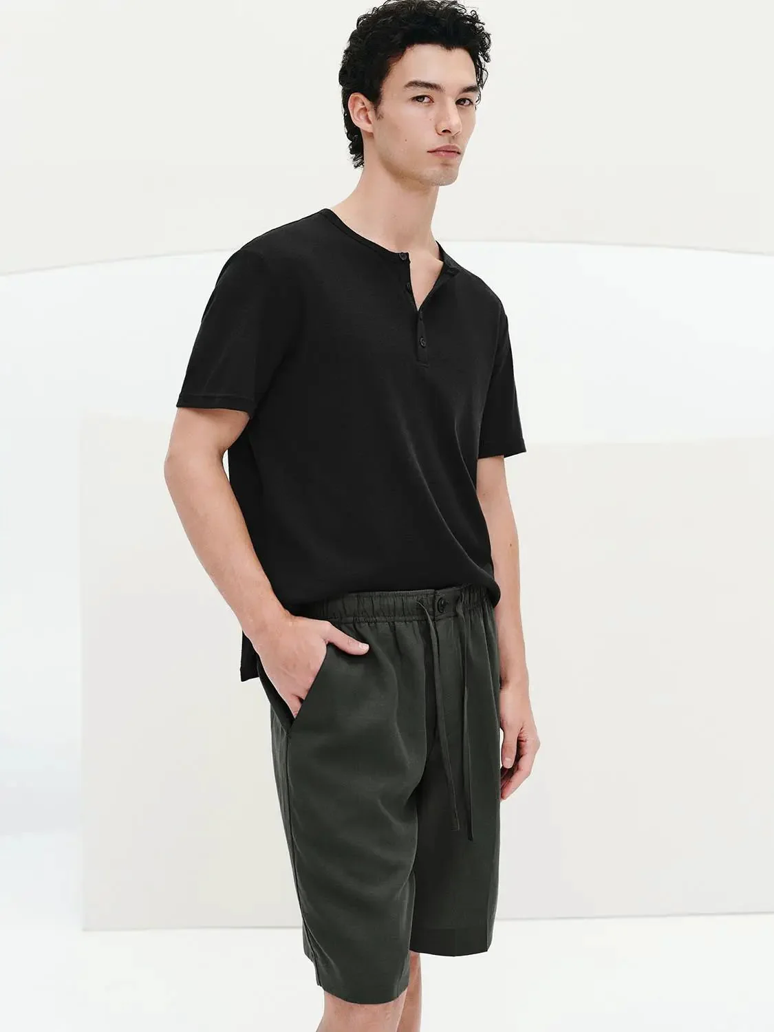7430-drawstring-pull-on-loose-fit-shorts-3.webp Drawstring Pull On Loose-Fit Shorts