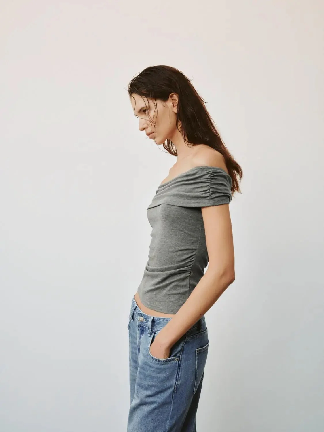 8294-off-shoulder-ruched-stretch-viscose-cotton-t-shirts-18.webp Off-Shoulder Ruched Stretch Viscose Cotton T-Shirts