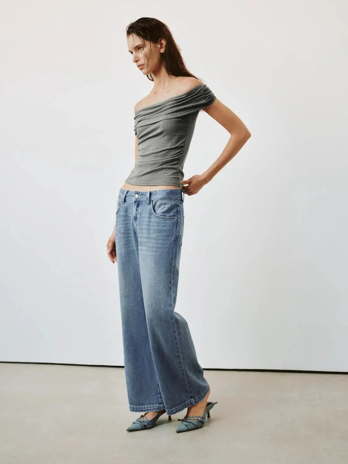 8294-off-shoulder-ruched-stretch-viscose-cotton-t-shirts-21.webp Off-Shoulder Ruched Stretch Viscose Cotton T-Shirts
