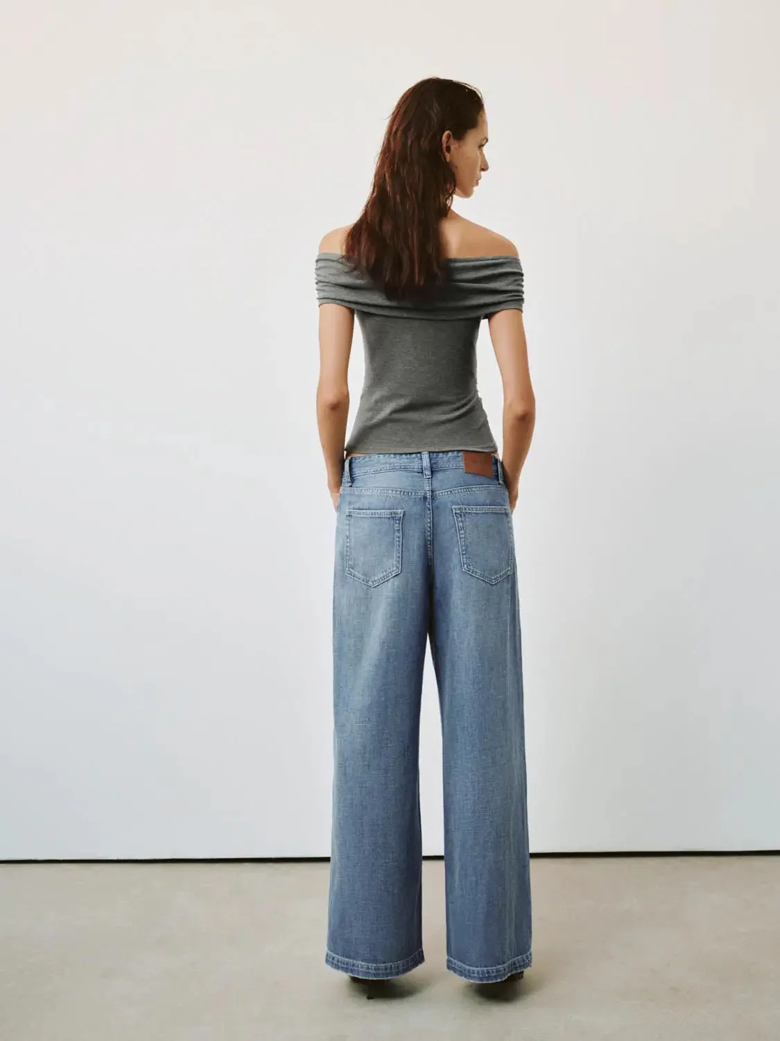 8294-off-shoulder-ruched-stretch-viscose-cotton-t-shirts-22.webp Off-Shoulder Ruched Stretch Viscose Cotton T-Shirts